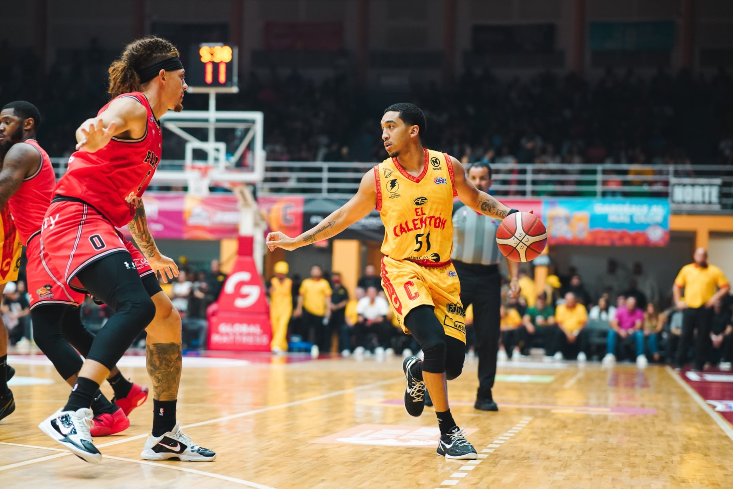 Con el balón, Tremont Waters de los Gigantes de Carolina