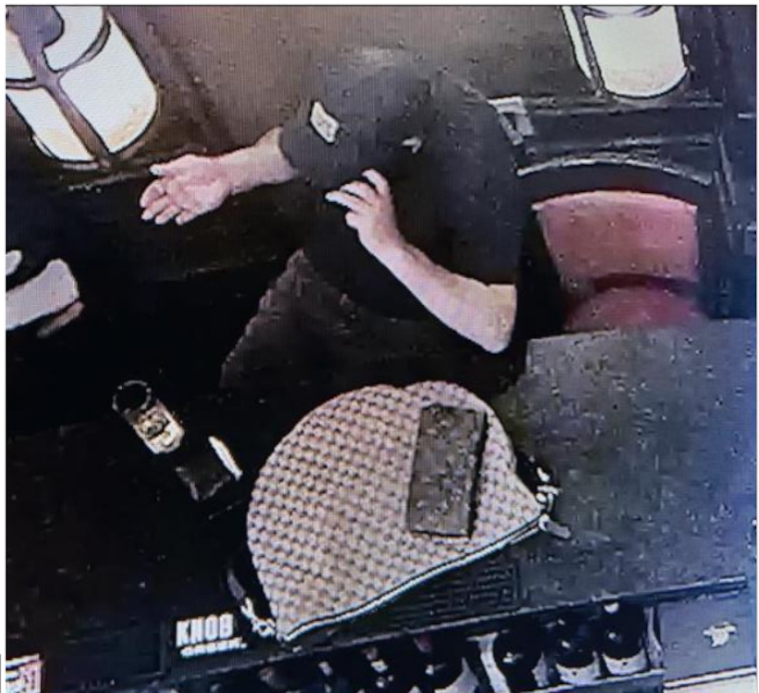 Foto de vigilancia de Mario Bustamante Leiva con el bolso y la cartera de Kristi Noem.