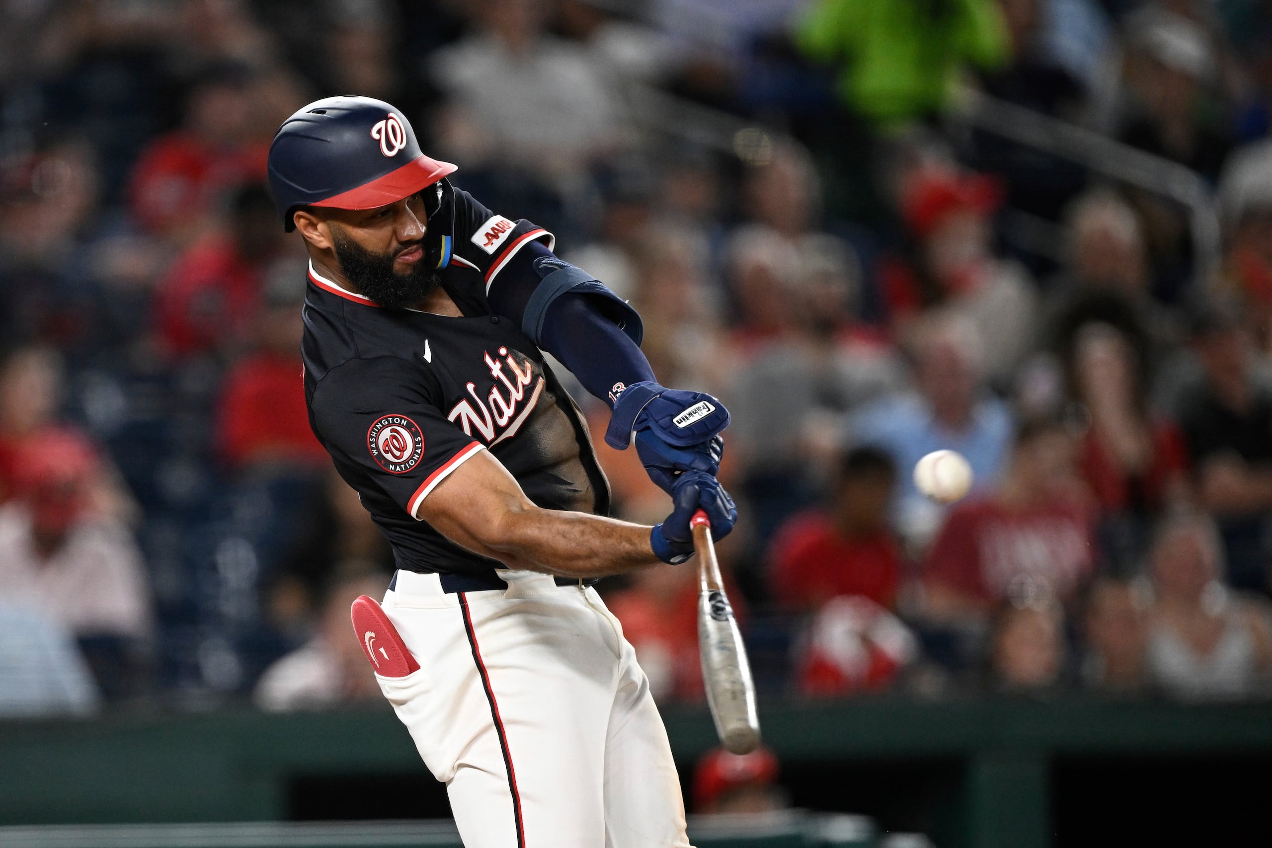 Amed Rosario de los Nacionales de Washingto batea un doble en la sexta entrada ante los Rojos de Cincinnati el lunes 21 de julio del 2025. (AP Foto/Terrance Williams)