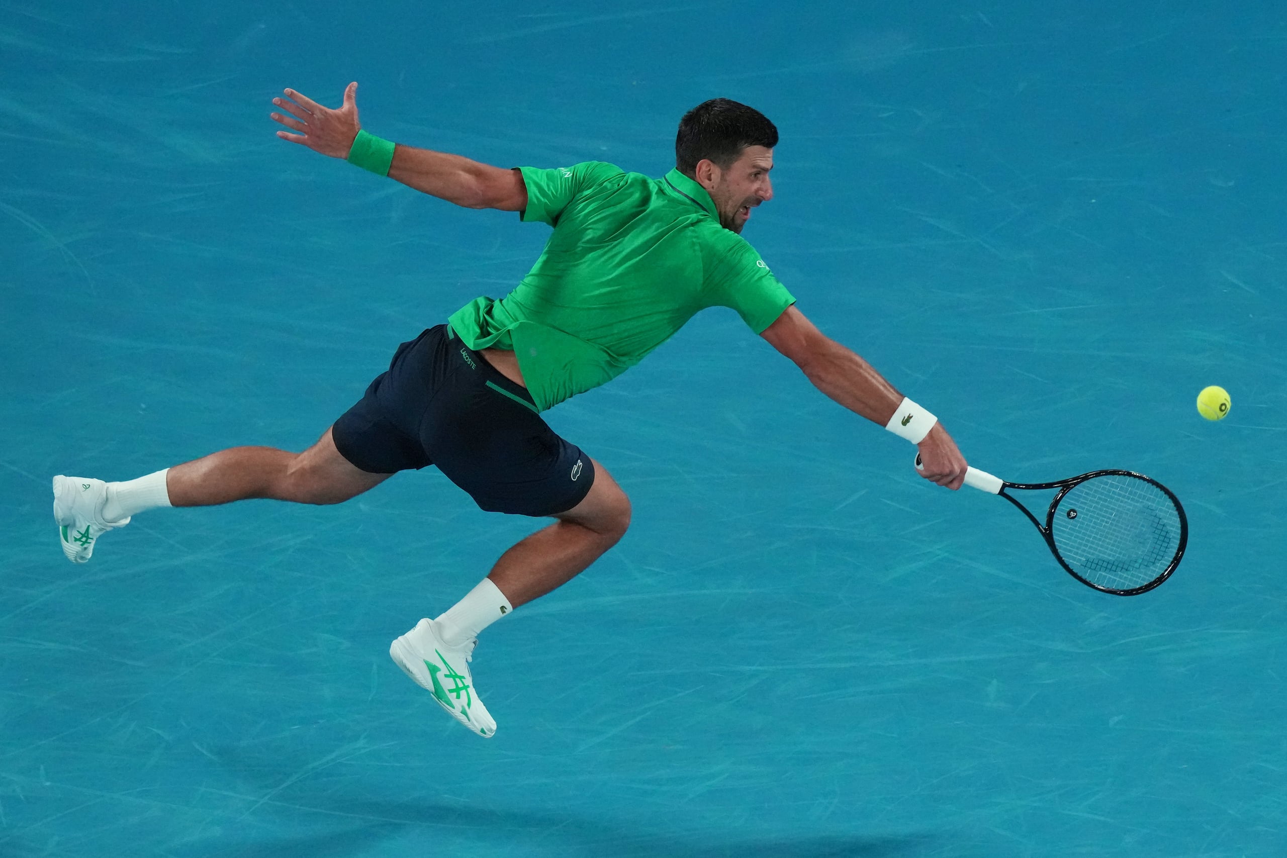 Novak Djokovic devuelve ante Pedro Martínez en la primera ronda del Abierto de Australia, el lunes 19 de enero de 2026, en Melbourne. (AP Foto/Aaron Favila)