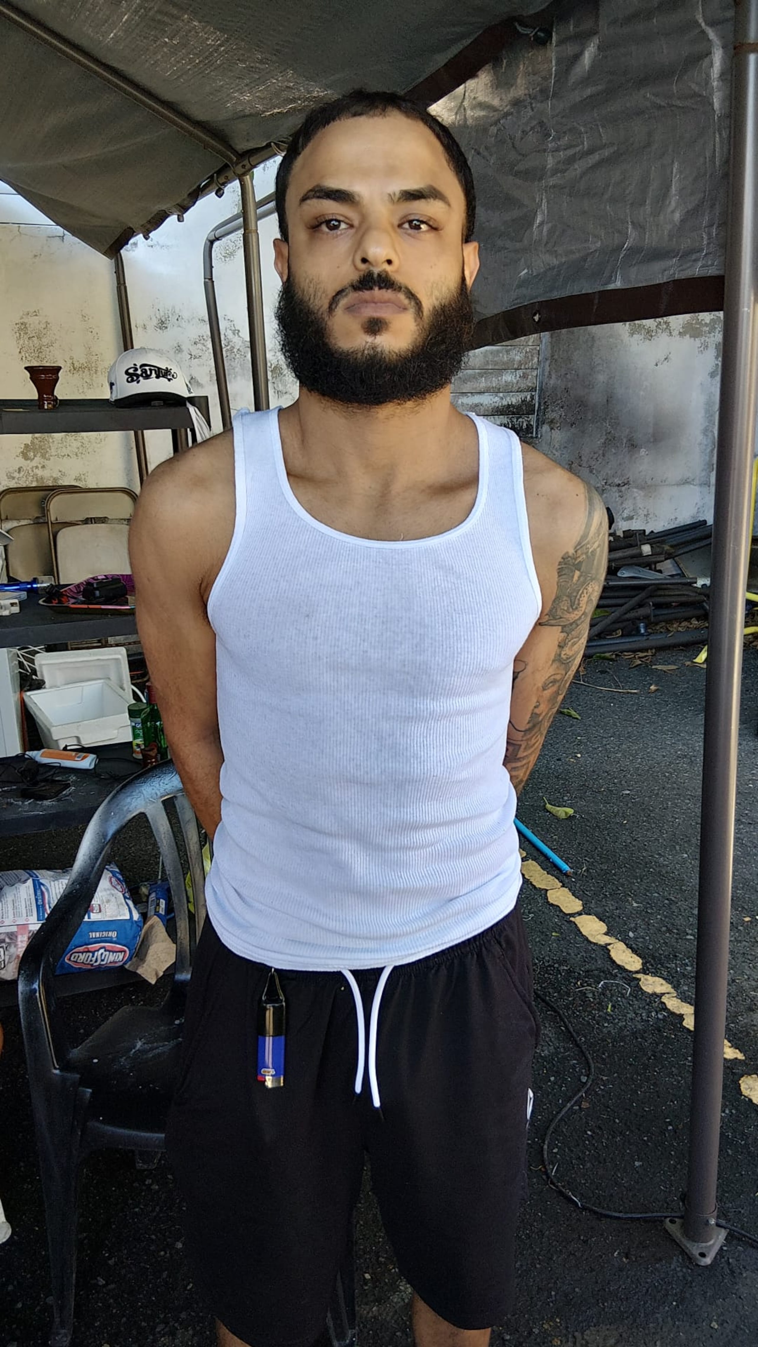 El fugitivo federal Jean Carlos Ramos Valdivia, alias “Caponi” y “El Flaco”, de 27 años, fueron capturados en los predios de un estacionamiento en la calle Calma, en Santurce.