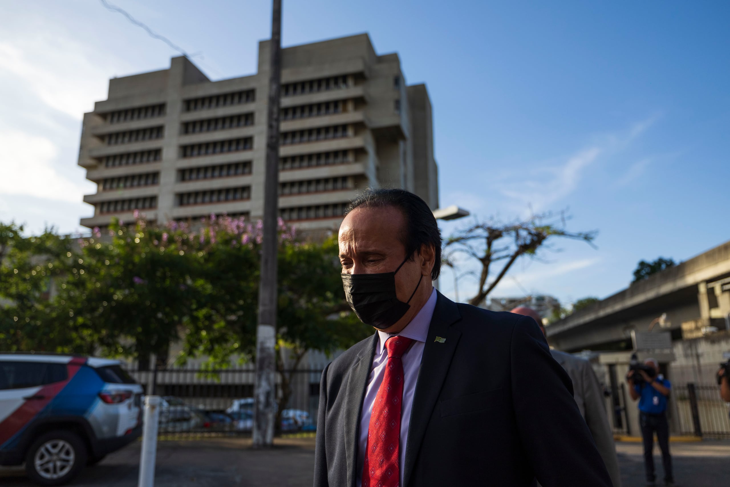 El suspendido alcalde de José Guillermo “ Guillito “ Rodríguez a su salida del tribunal. (Archivo / GFR Media)