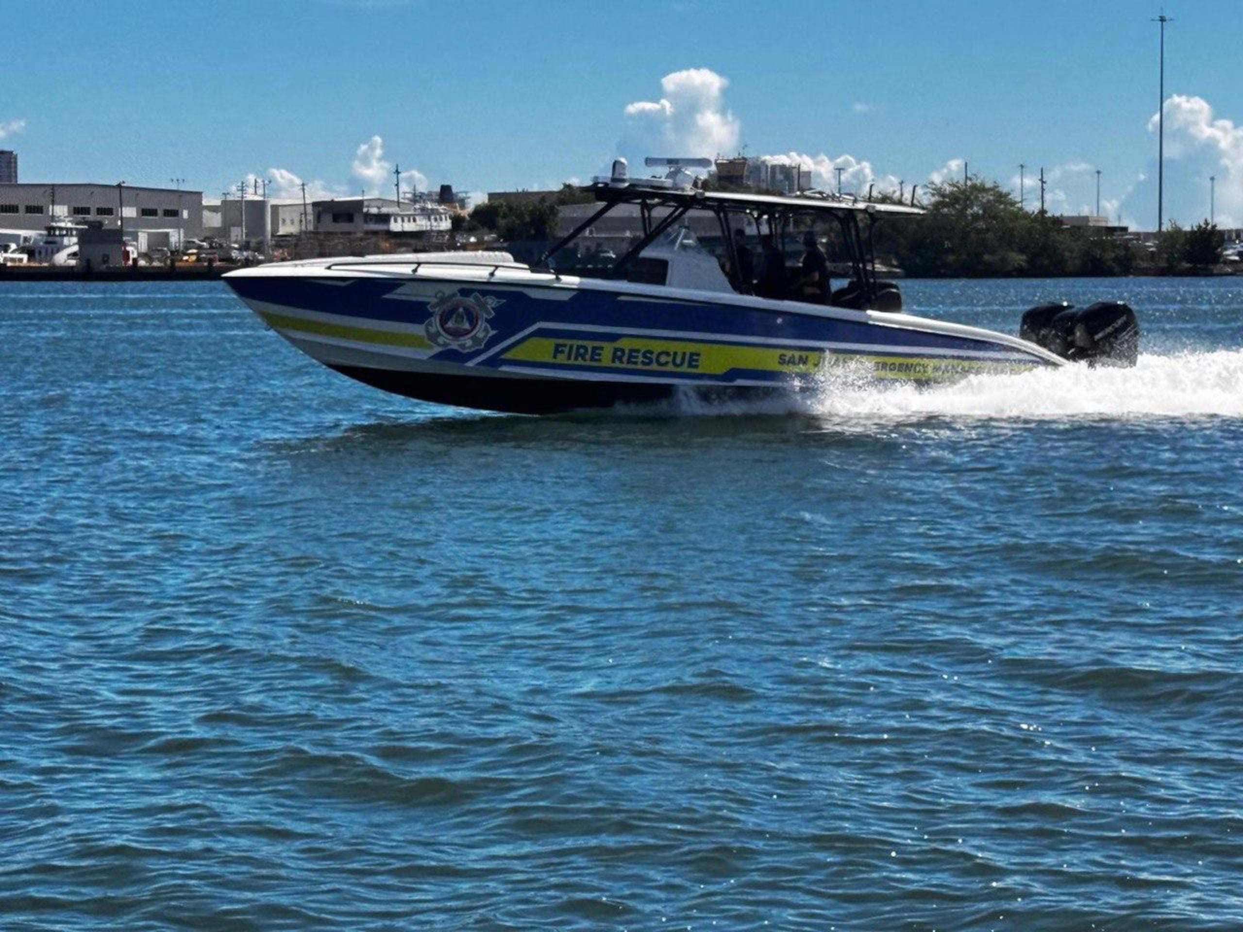 En el lugar también se encontraba personal de la Policía Municipal de San Juan, brindando apoyo durante la intervención.