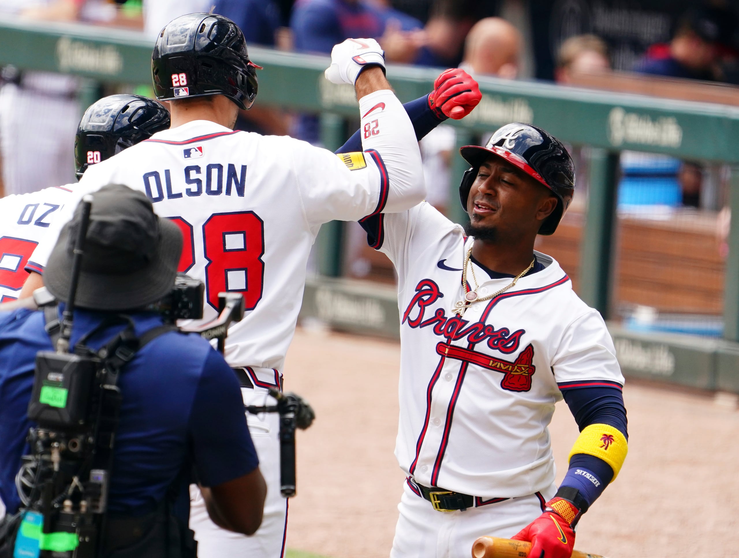 Matt Olson de los Bravos de Atlanta celebra su jonrón de dos carreras con su compañero Ozzie Albies ante los Mellizos de MInnesota el domingo 20 de abril del 2025. (AP Foto/John David Mercer)