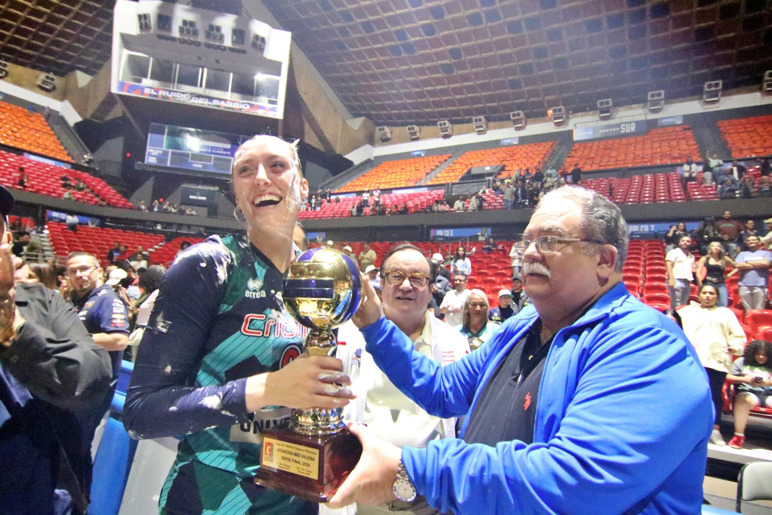 Kristin Lux recibe el premio de Jugadora Más Valiosa.