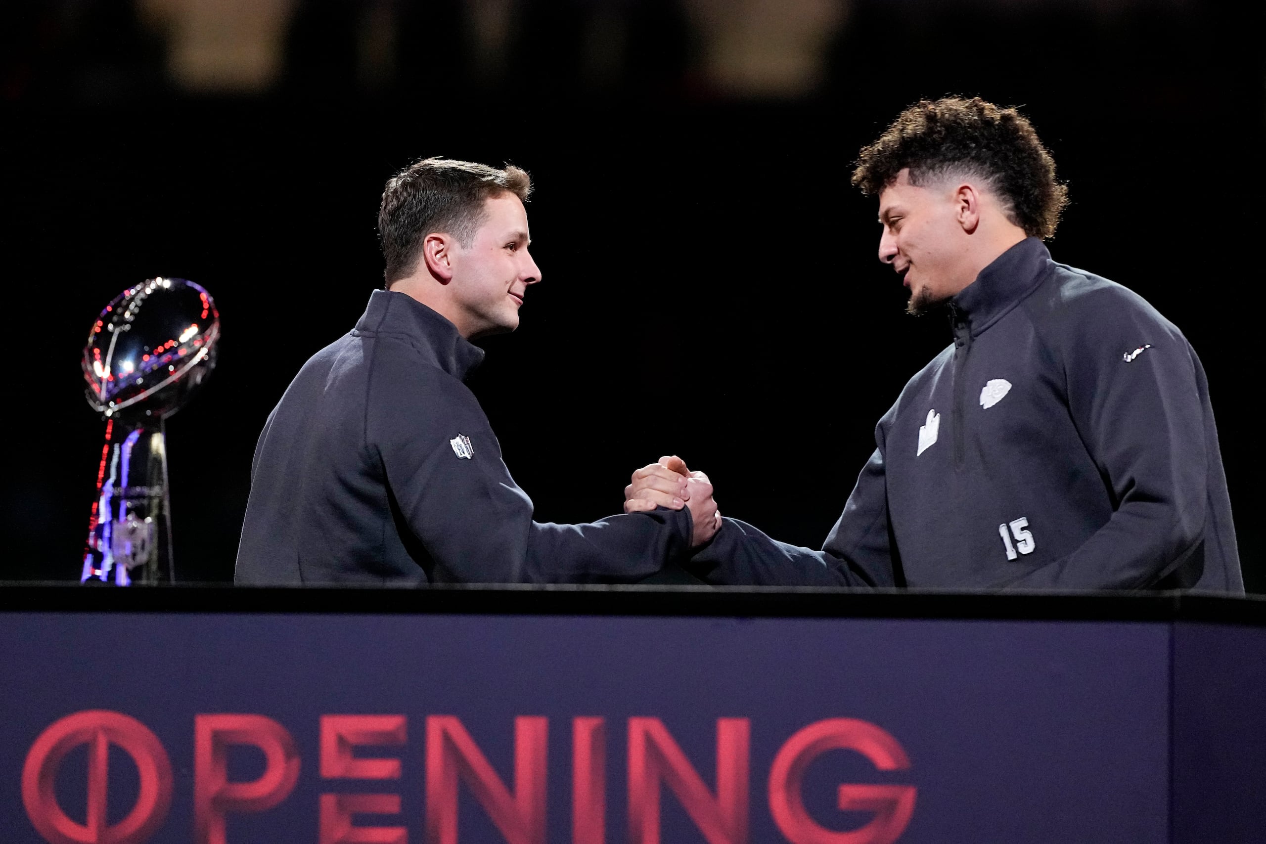 El quarterback de los 49ers de San Francisco, Brock Purdy, y el quarterback de los Chiefs de Kansas City, Patrick Mahomes, se saludan durante la noche de apertura del Super Bowl 58.
