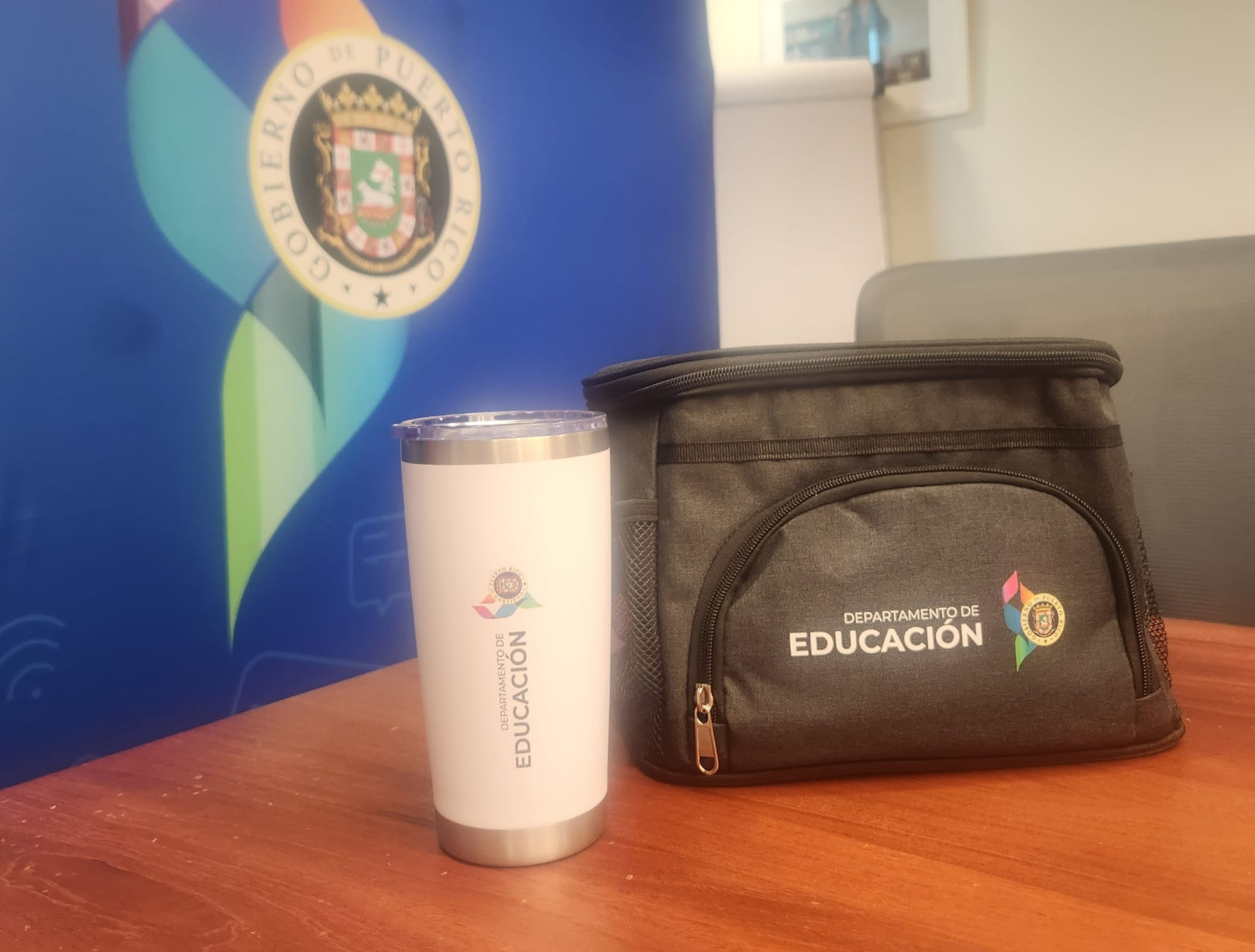 Lonchera y vaso que se le entregará a los estudiantes como medida para mitigar el calor.