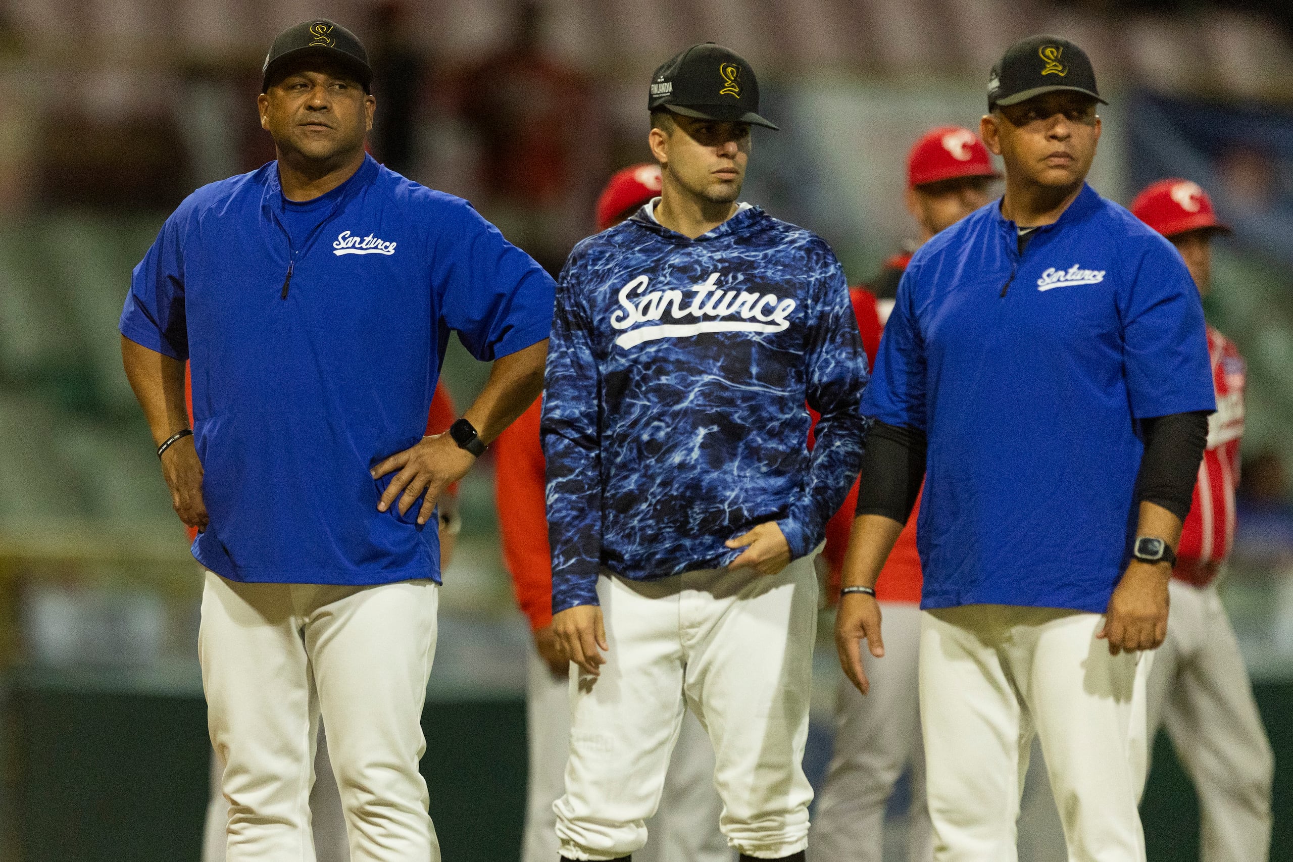 Willie Romero junto a Carlos Cardoza, instructor de banca, y Jobel Jiménez, instructor de bateo.