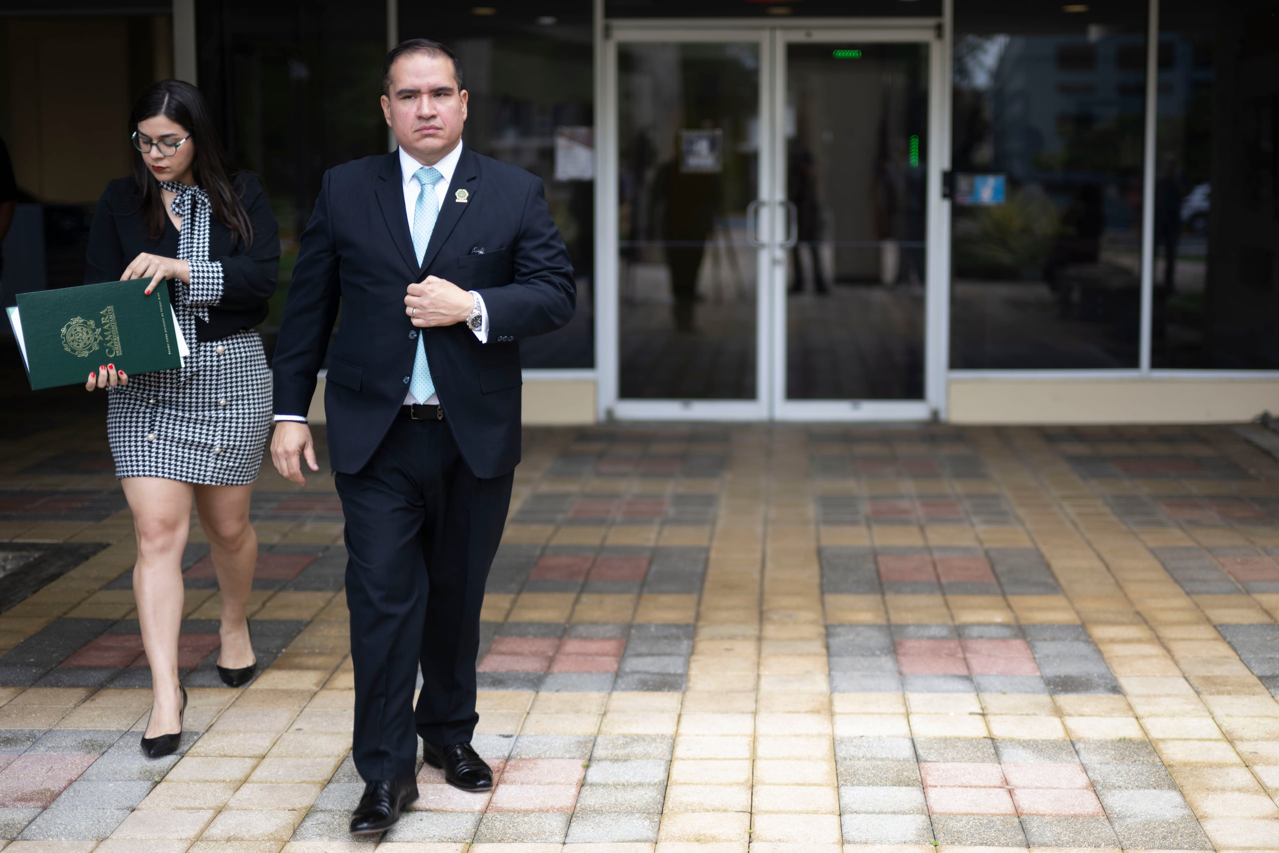 Los representantes por acumulación del Partido Popular Democrático (PPD), Swanny Enit Vargas y Ramón Torres, refieren al Departamento de Justicia los señalamientos en contra de la Secretaria de Vivienda, Ciary Pérez Peña, en la sede del Poder Judicial en Hato Rey.