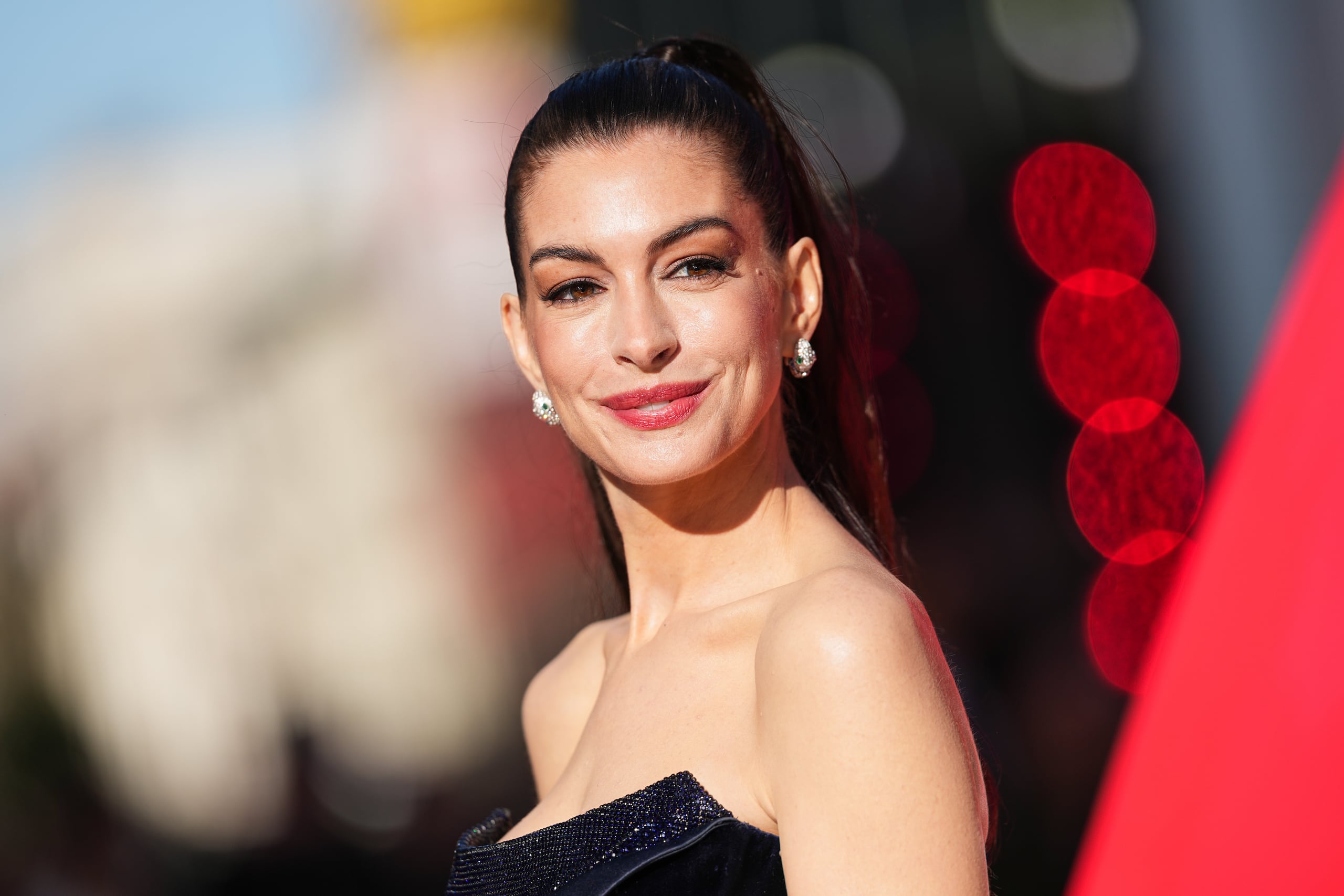 Hathaway protagoniza la cinta en el rol titular de “Verity Crawford”.