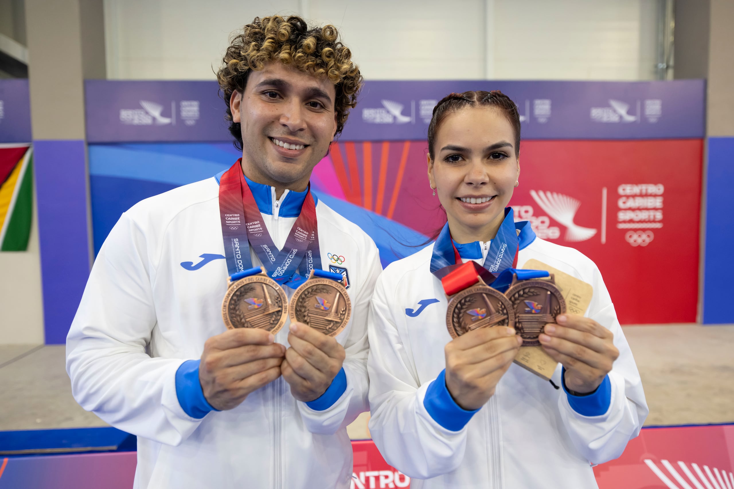 Luis Gabriel Colón y Arelis Medina posan con las medallas de bronce que conquistaron a nivel en individuales en equipo.
Taekwondo Poomsae Freestyle