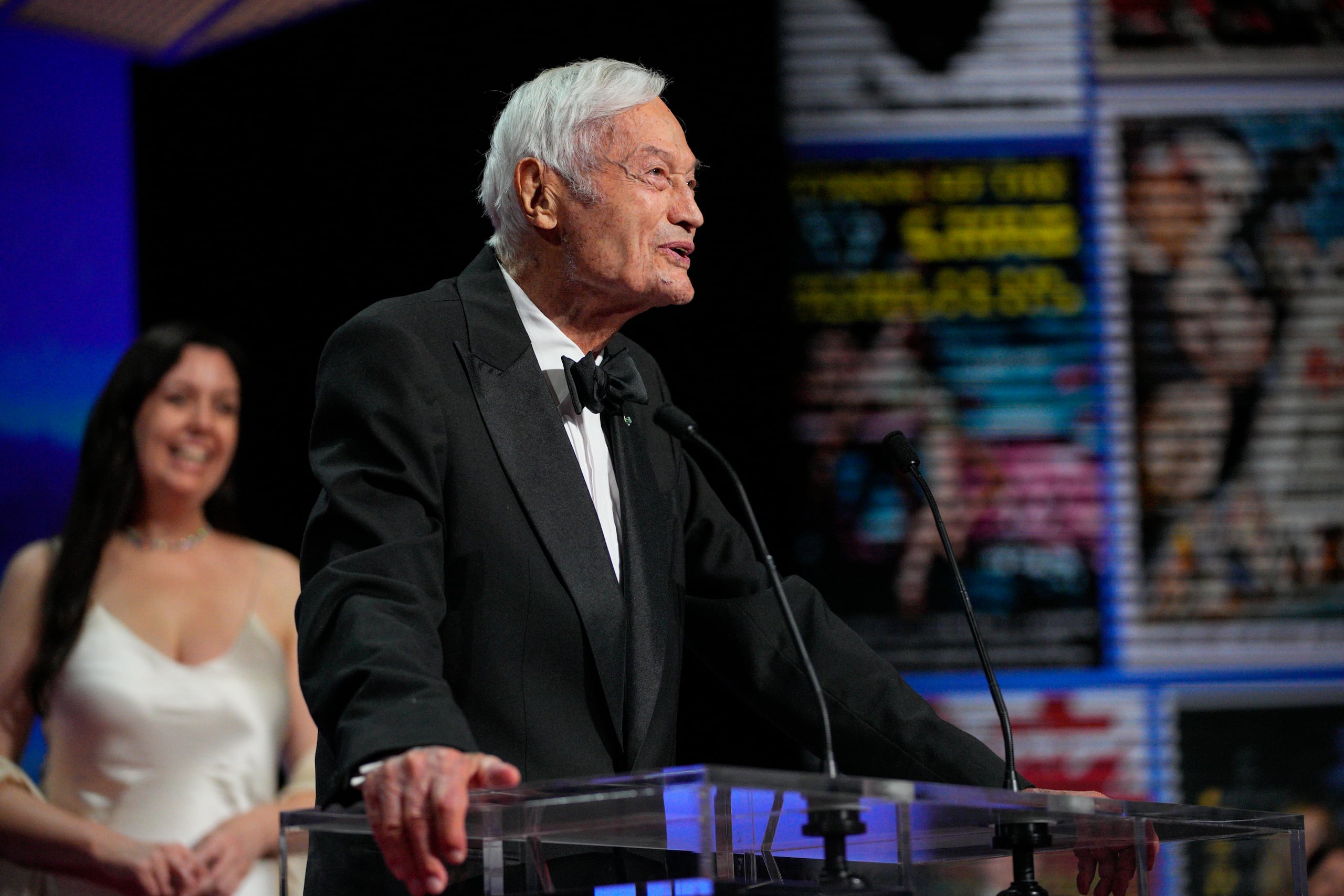 En esta foto de archivo, Roger Corman se dirige al público durante la ceremonia de premios del 76to festival internacional de Cannes, en el sur de Francia, el sábado 27 de mayo de 2023.