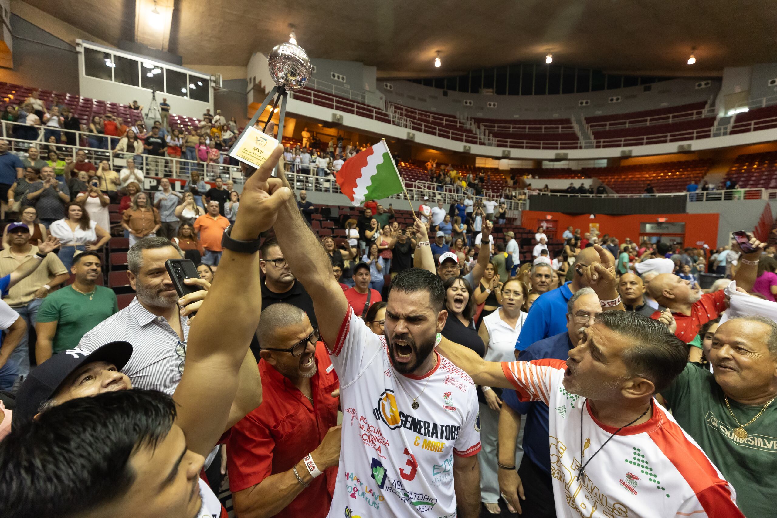 Pablo Guzmán levanta el trofeo de Jugador Más Valioso de la final 2024 de la Liga de Voleibol Superior Masculino (LVSM) en el Auditorio Juan "Pachín" Vicens.