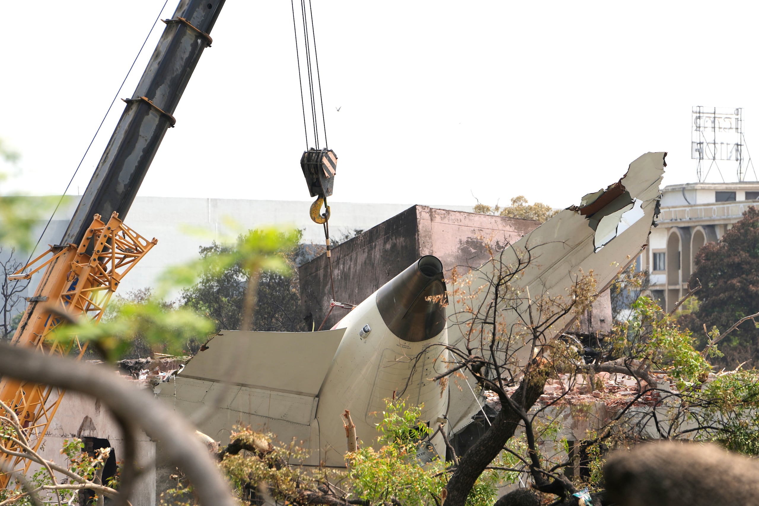 El avión se estrelló en Ahmedabad. (AP Photo/Ajit Solanki)