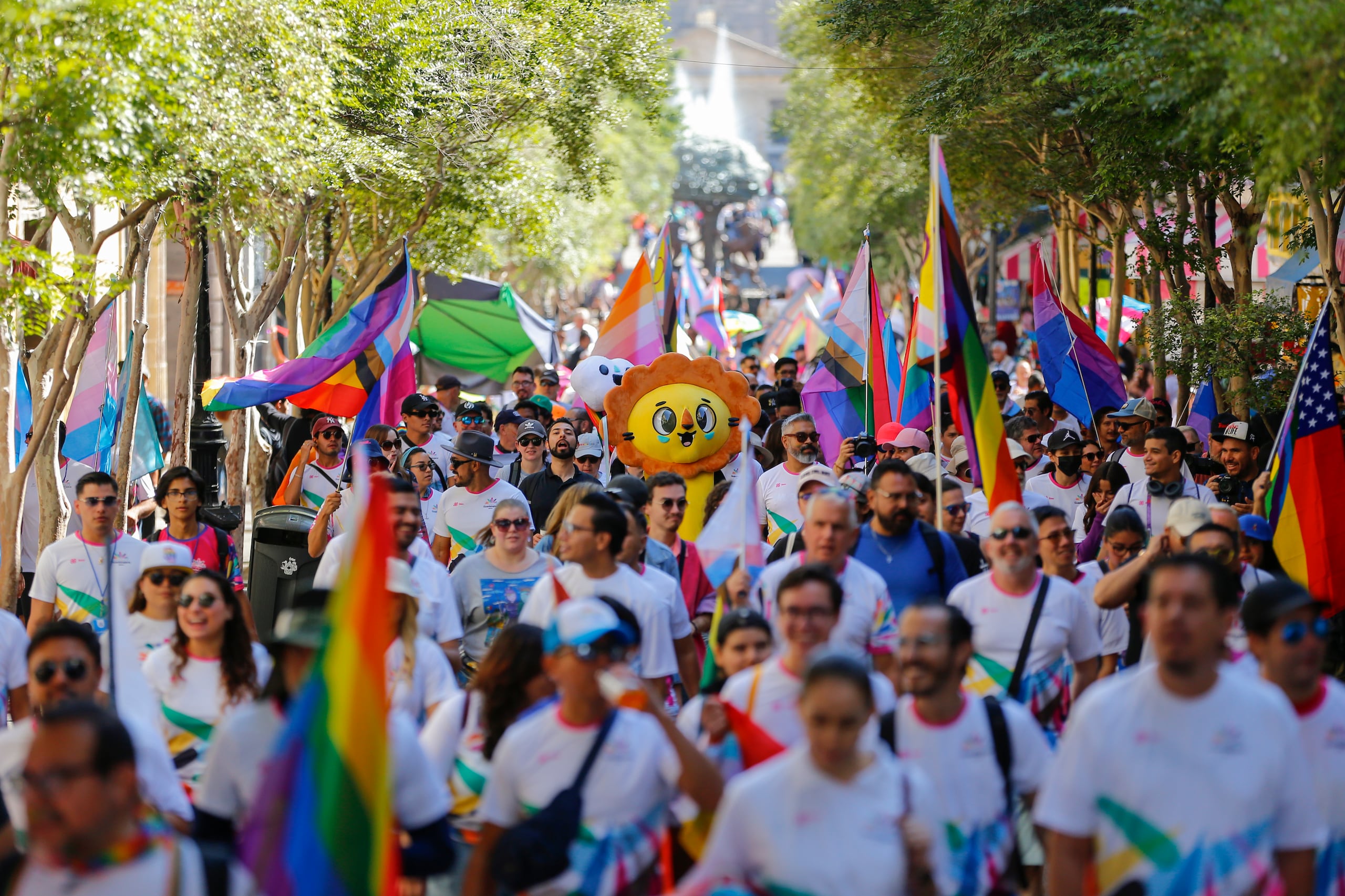 Cientos de personas participan hoy, en la Rainbow run como parte de las actividades culturales de los Gay Games 2023 en la ciudad de Guadalajara, Jalisco (México). EFE/Francisco Guasco