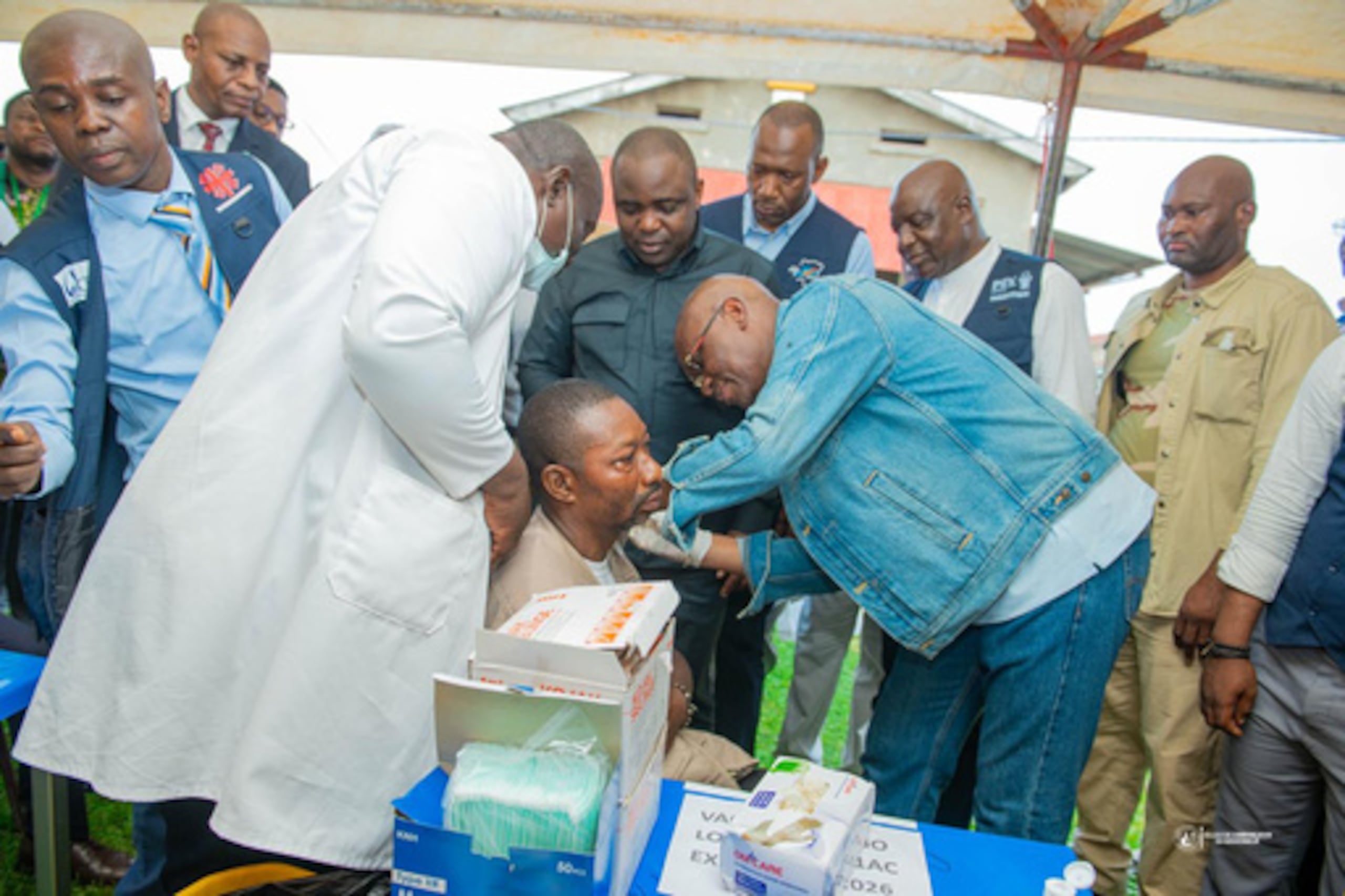 El ministro de Sanidad de la República Democrática del Congo, Roger Kamba, administra una vacuna contra el ébola a un trabajador sanitario el jueves 27 de agosto de 2026 en Kisangani, República Democrática del Congo. (Foto AP/Samy Kamanga)