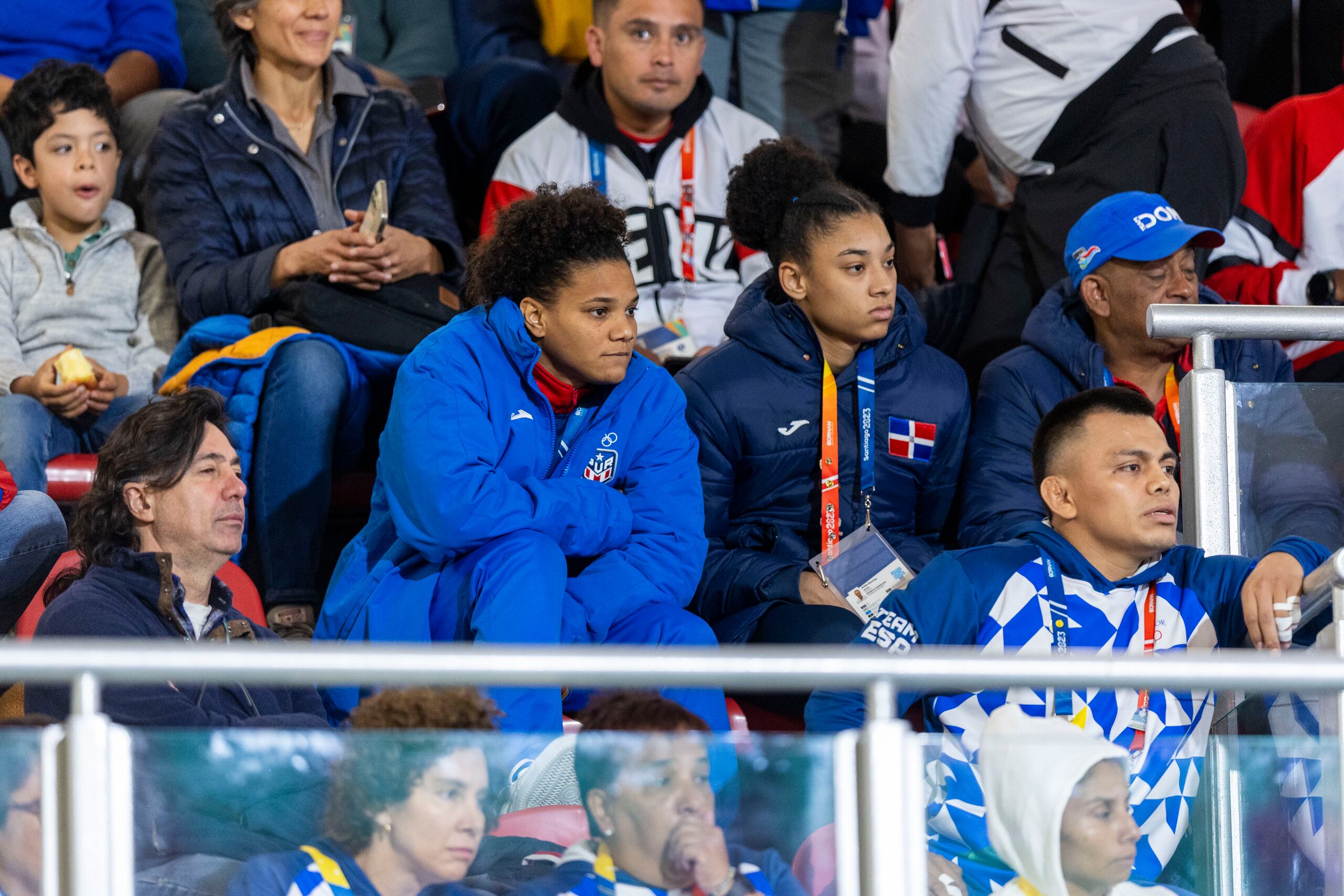María Pérez observa la acción durante el combate entre la boricua Francine Echevarría y mexicana Paulina Martínez en los Juegos Panamericanos Santiago 2023.