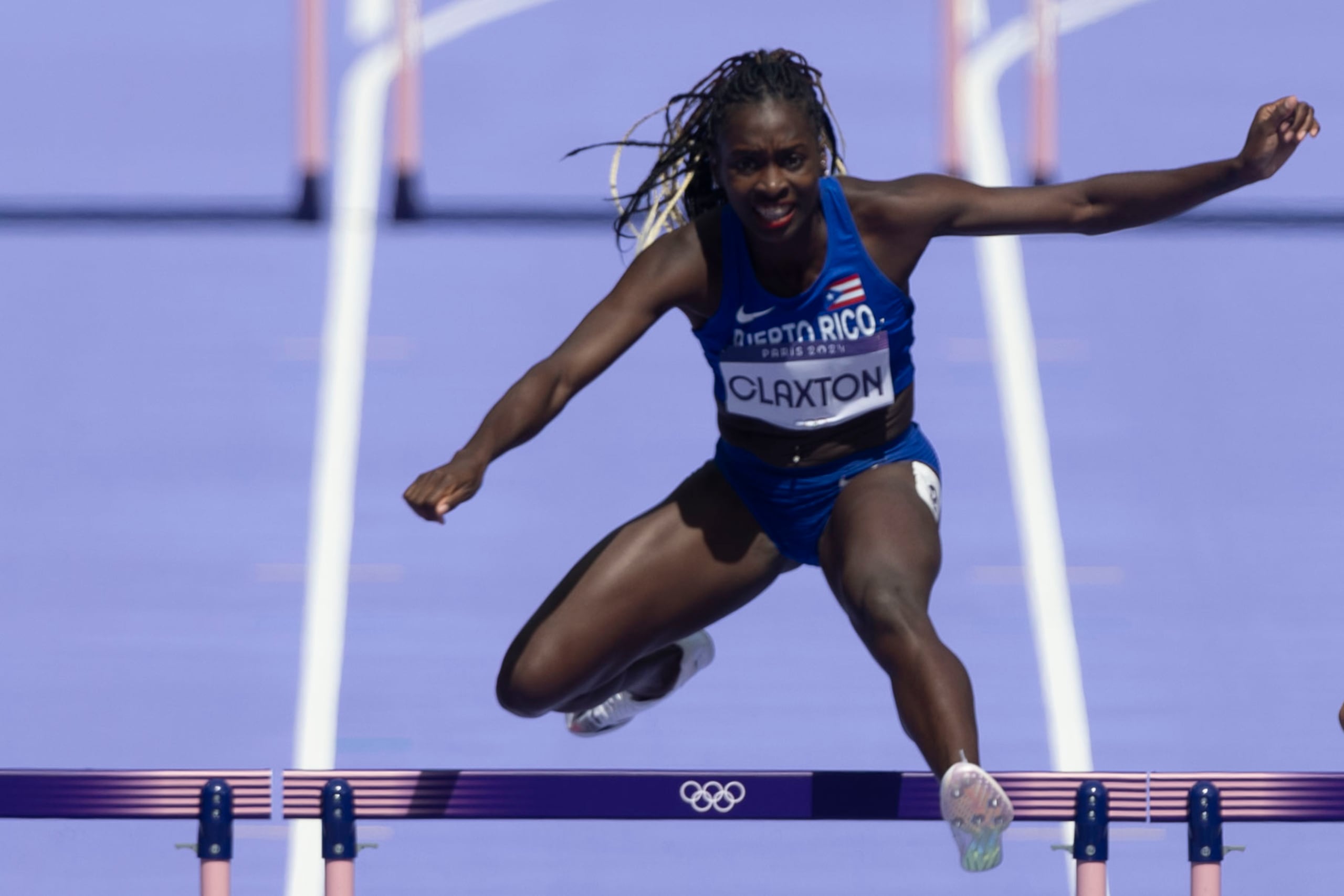 Grace Claxton durante su participación en los 400 metros con vallas de los Juegos Olímpicos París 2020.