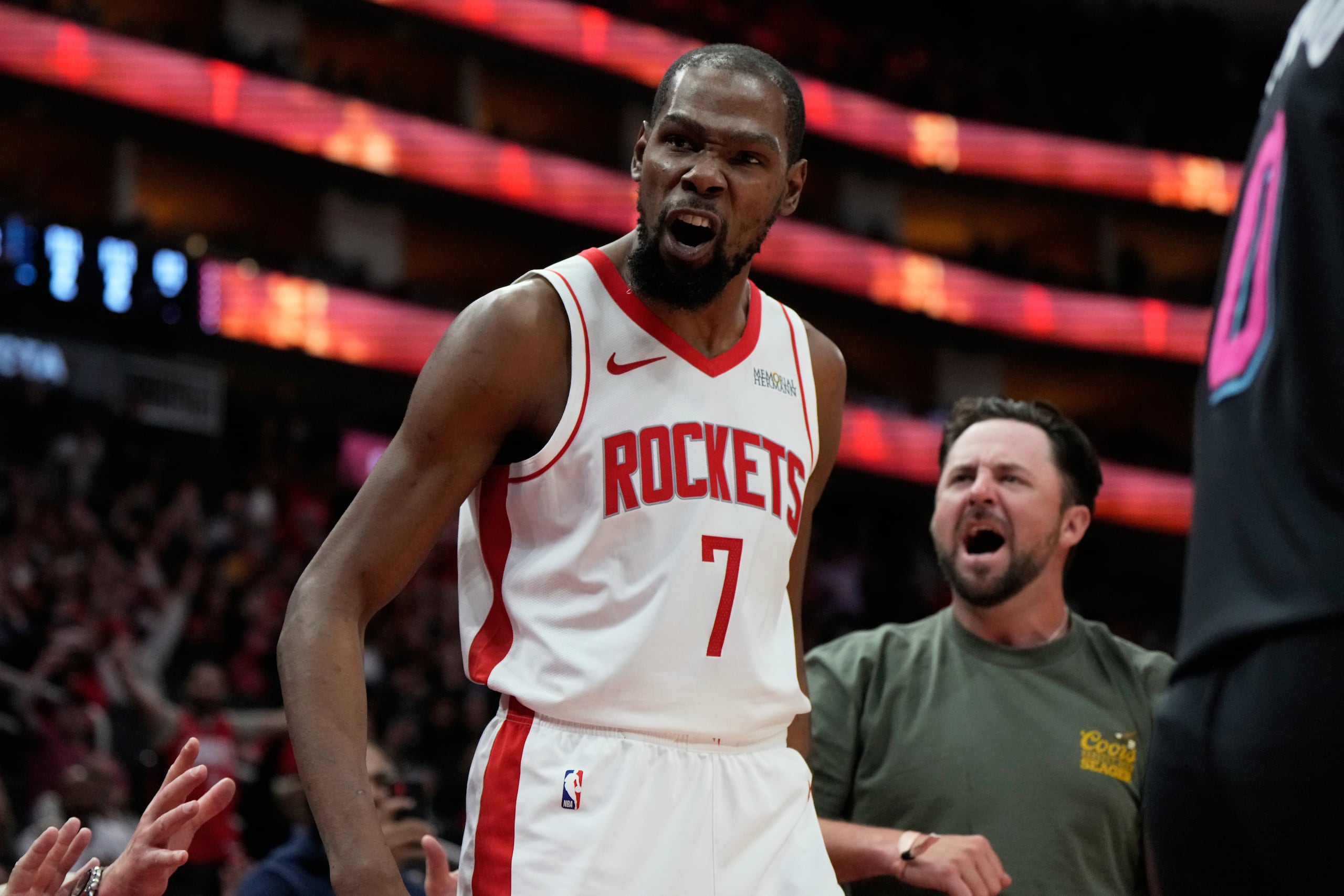 Kevin Durant festeja después de anotar un triple ante el Heat de Miami.