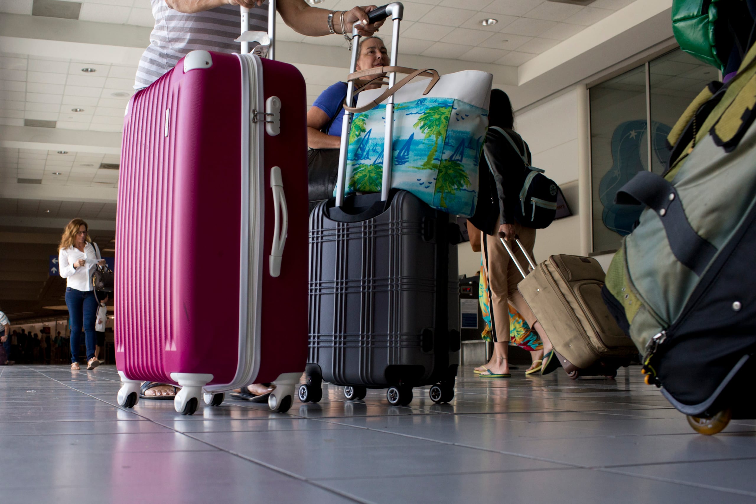 Se espera que el cierre aéreo cese a la 1:00 a.m. del domingo.