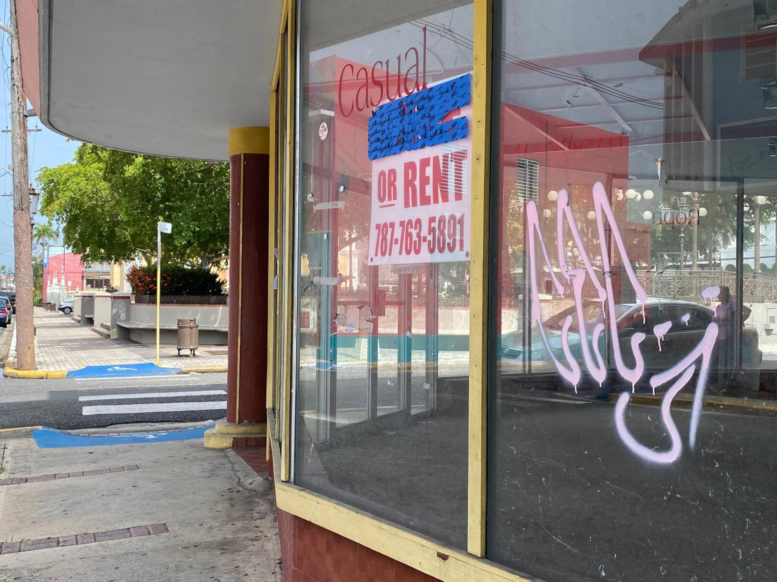 Aguada sufre también de muchos comercios cerrados en la zona urbana, lo que ha representado un golpe a la economía local.