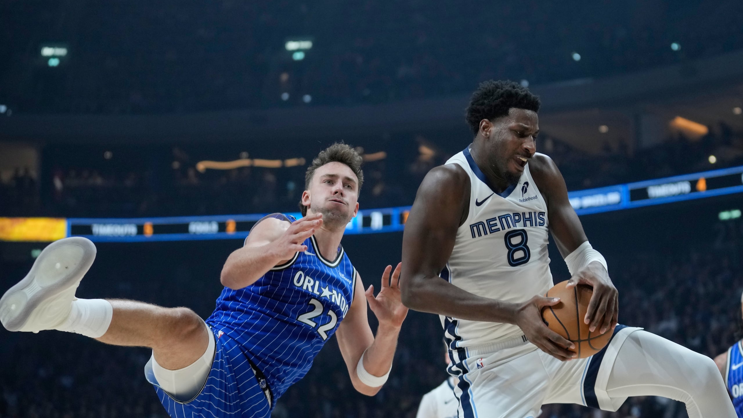 El tema de la liga que la NBA y la FIBA aspiran a montar en Europa ha resurgido ante la celebración de dos juegos entre el Magic de Orlando Magic y los Grizzlies de Memphis en Berlín y Londres esta semana. En la fotom Franz Wagner (22) pierde un rebote ante Jaren Jackson Jr. (8) en el juego en Alemania.