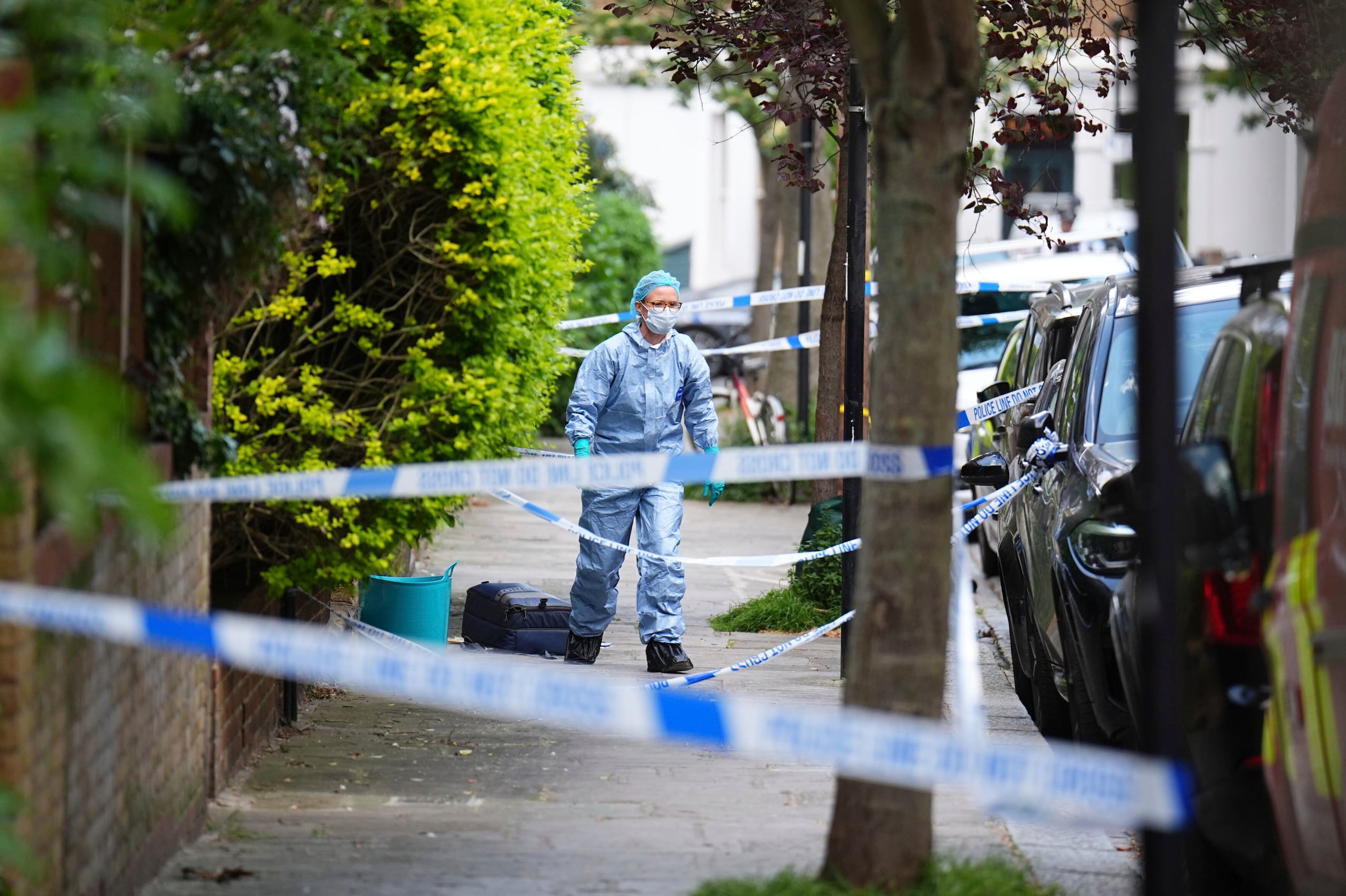 Un cordon policial en Kentish Town, cerca de la casa del primer ministro británico Keir Starmer, el lunes 12 de mayo de 2025, en el norte de Londres. (James Manning/PA vía AP)