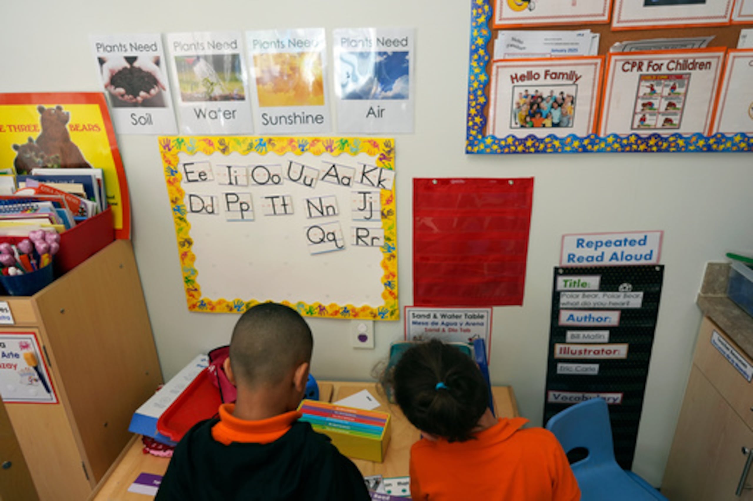 ARCHIVO - Unos alumnos ayudan a guardar el material al finalizar una clase de lectura y escritura en el programa Head Start, gestionado por Easterseals, una organización que recibe aproximadamente un tercio de su financiación del Gobierno federal, el miércoles 29 de enero de 2025, en Miami. (Foto AP/Rebecca Blackwell, archivo)
