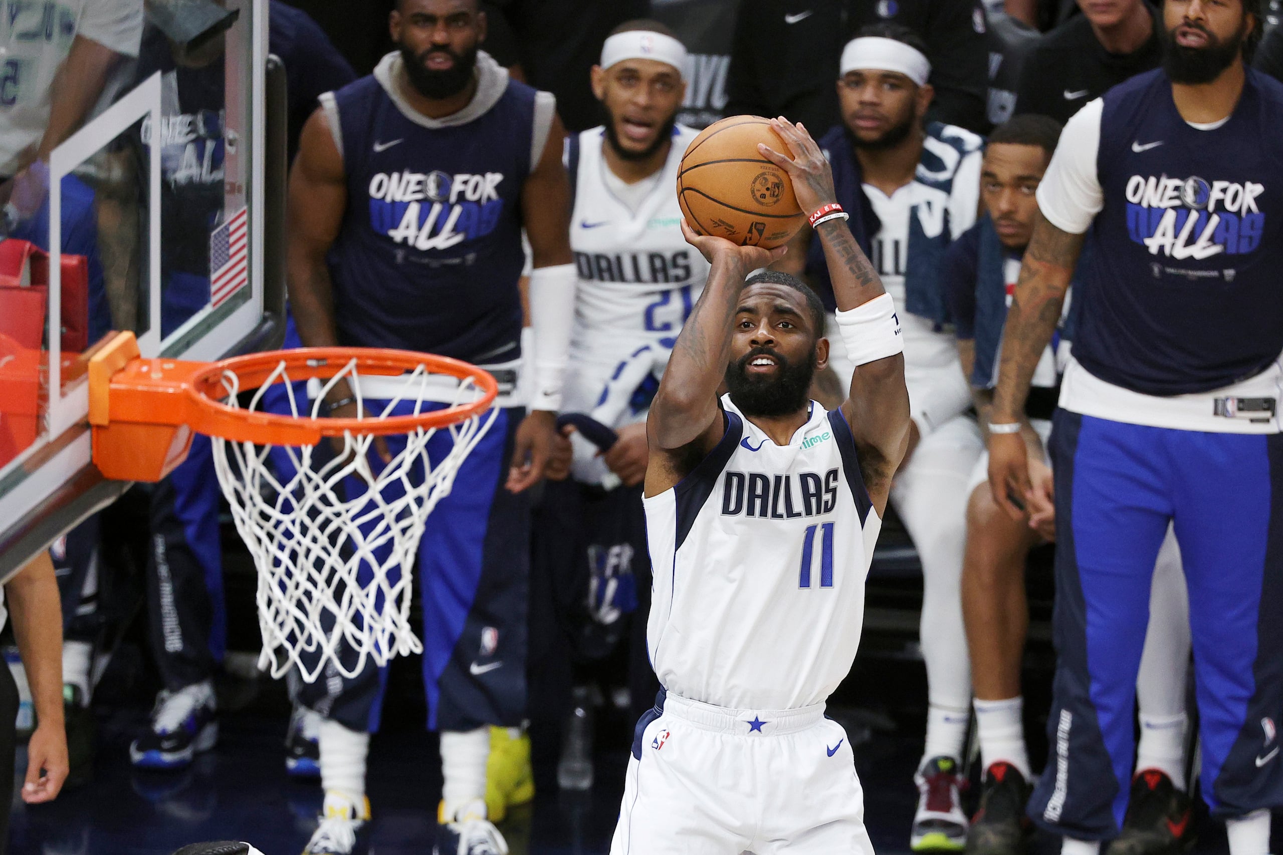 Kyrie Irving, base de los Mavericks de Dallas, dispara en el quinto partido de la final de la Conferencia Oeste.