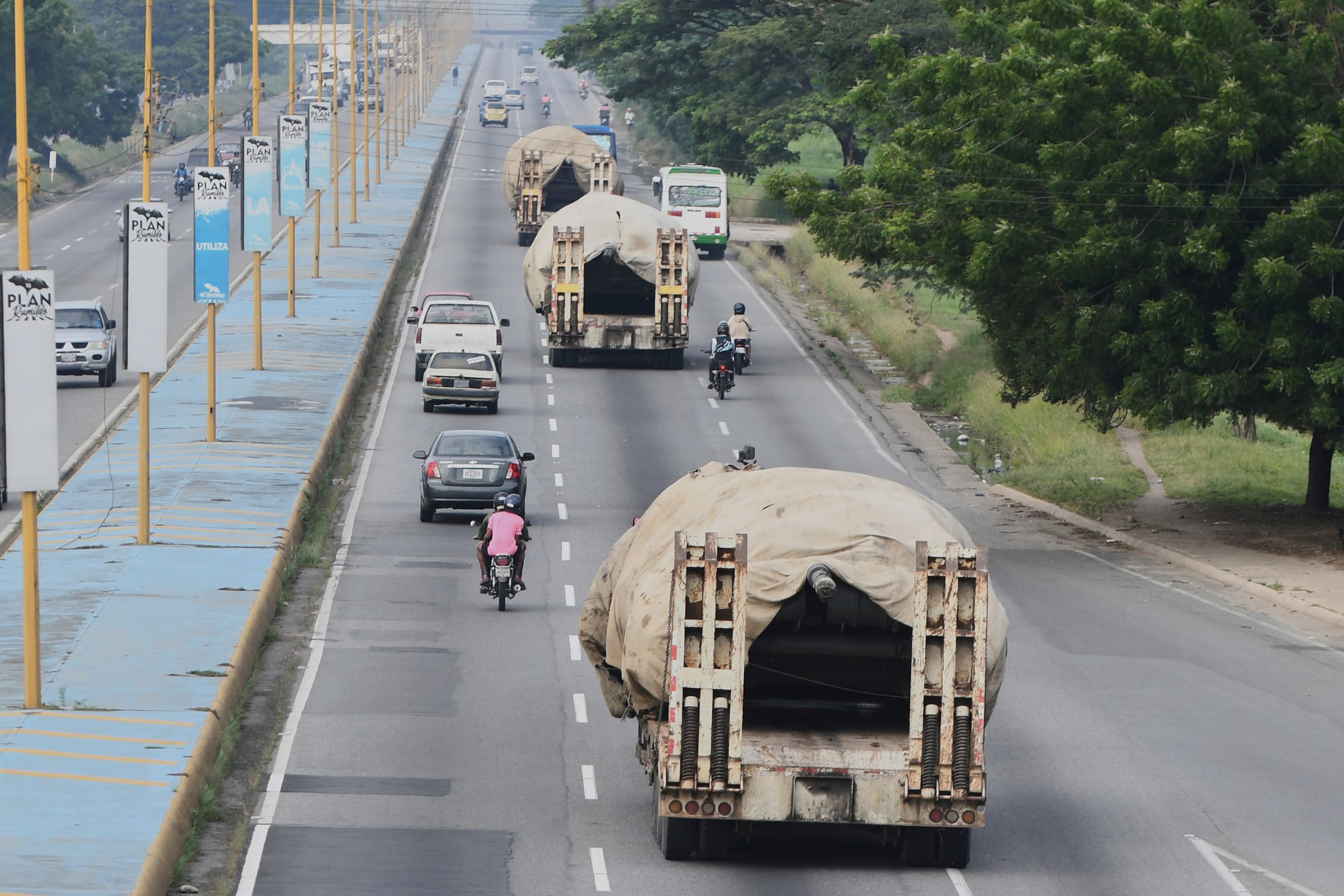 Camiones transportan tanques al este desde Valencia, Venezuela, el miércoles 27 de agosto de 2025, después de que el gobierno anunciara una movilización militar tras el despliegue de buques de guerra estadounidenses frente a Venezuela.