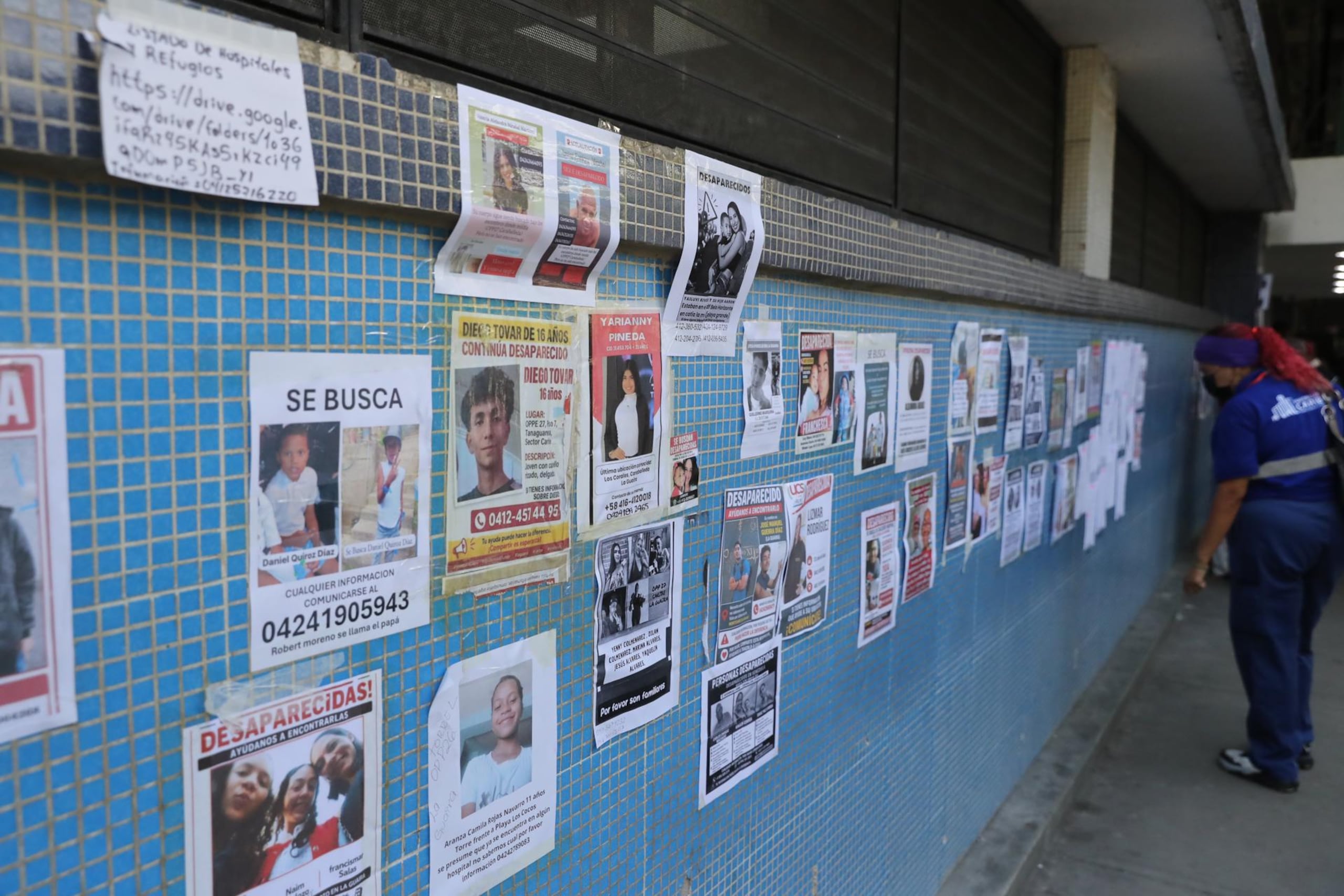 AME5601. CARACAS (VENEZUELA), 29/06/2026.- Una mujer observa carteles este lunes, de personas desaparecidas en el Hospital Pérez Carreño en Caracas (Venezuela). EFE/ Raúl Martínez