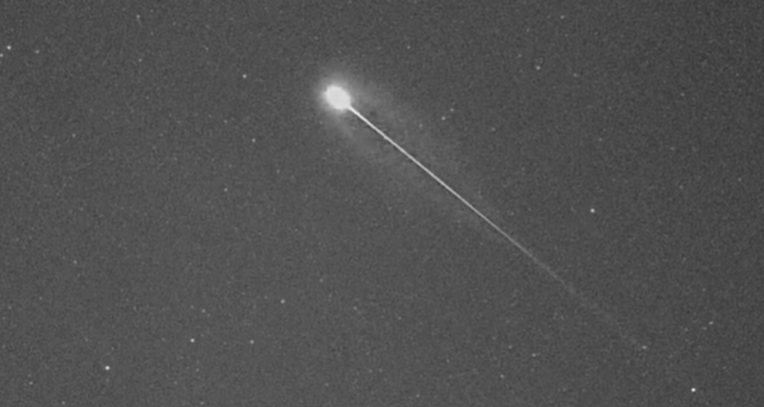 Debido a la presencia de la Luna, se recomienda observar hacia arriba pero hacia el área opuesta de donde vemos la Luna, para enfocarnos en las áreas menos iluminadas del cielo.