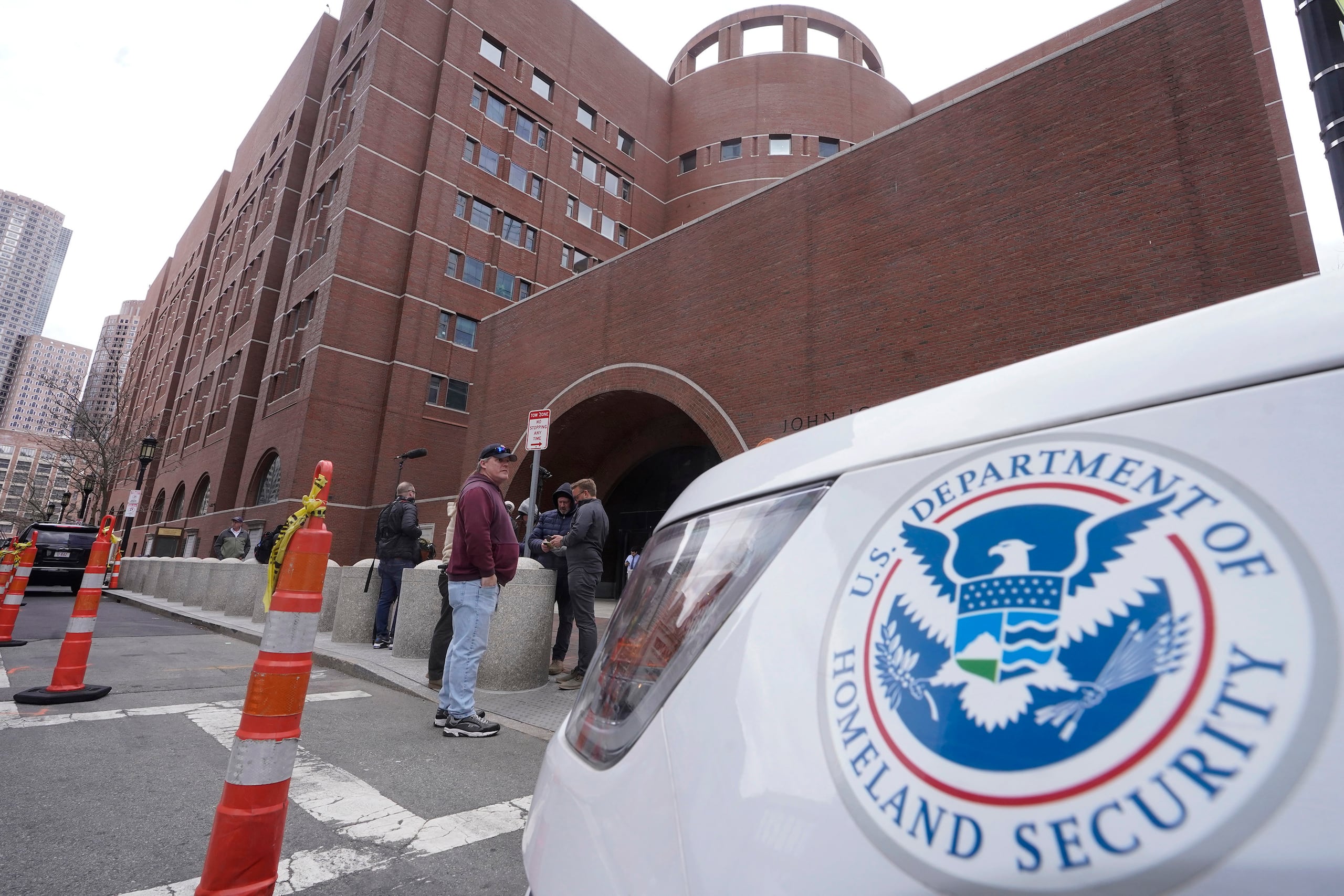 ARCHIVO - Un vehículo del Departamento de Seguridad Nacional de Estados Unidos (DHS, por sus siglas en inglés), a la derecha, se encuentra estacionado afuera del edificio del Tribunal Federal de Moakley, 19 de abril 2023, en Boston. (Foto AP/Steven Senne, Archivo)