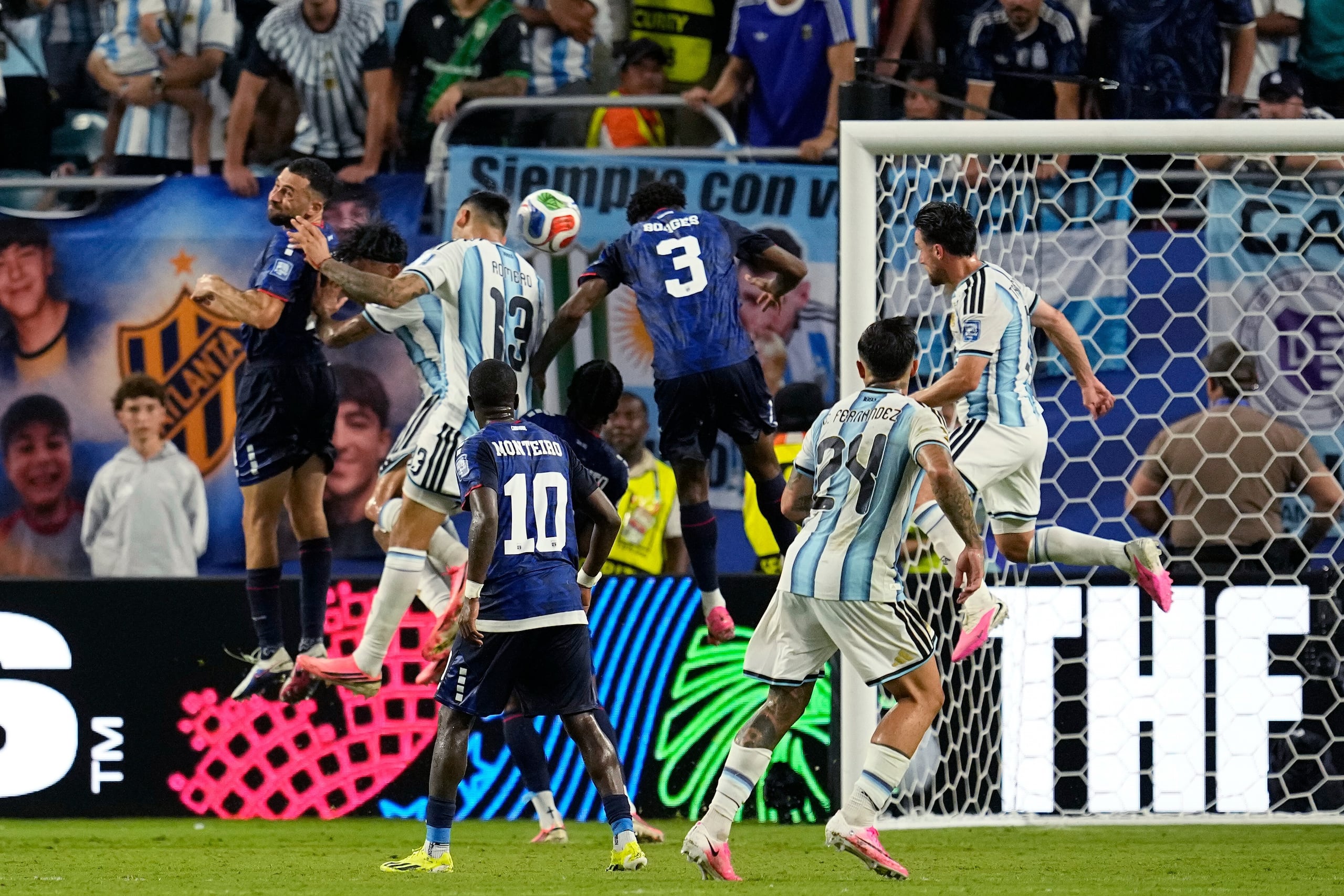 Cristian "Cuti" Romero, de Argentina, remata junto a Diney Borges, de Cabo Verde, en el encuentro de dieciseisavos de final de la Copa Mundial.
