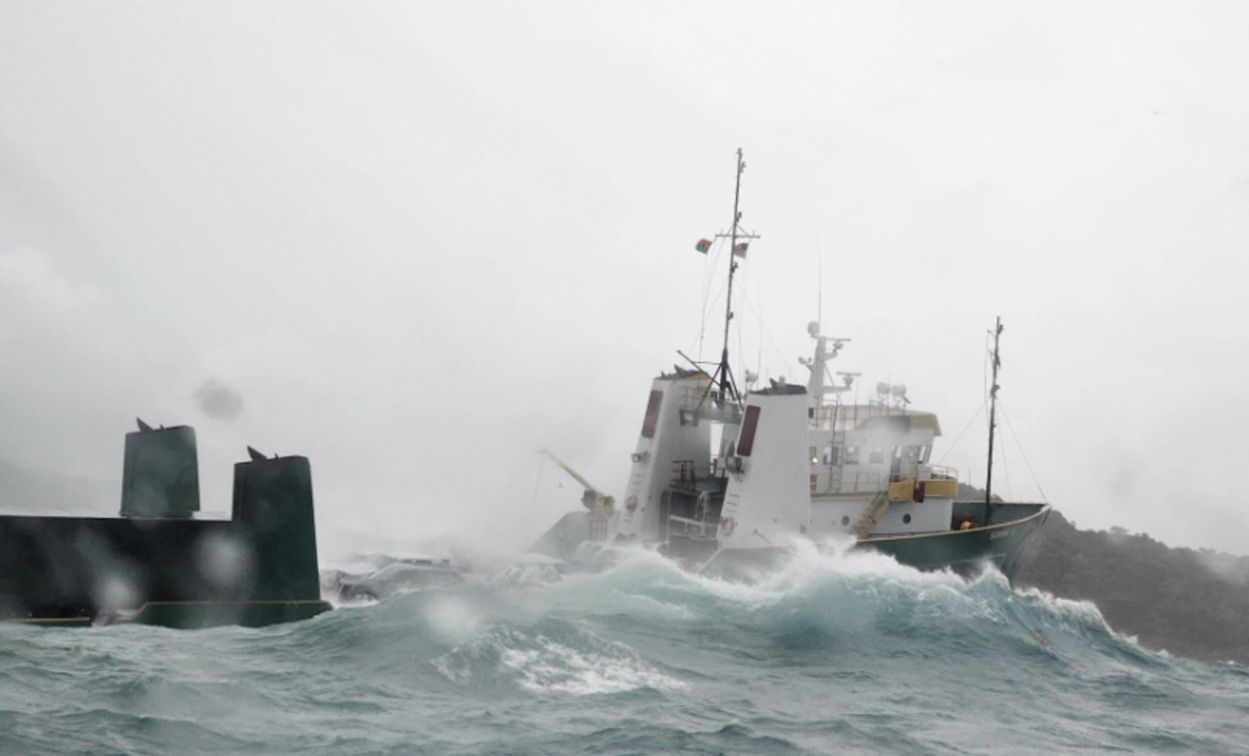 Tras encallar, el "Bonnie G" comenzó a inundarse por lo que los tripulantes abandonaron la embarcación en balsas.
