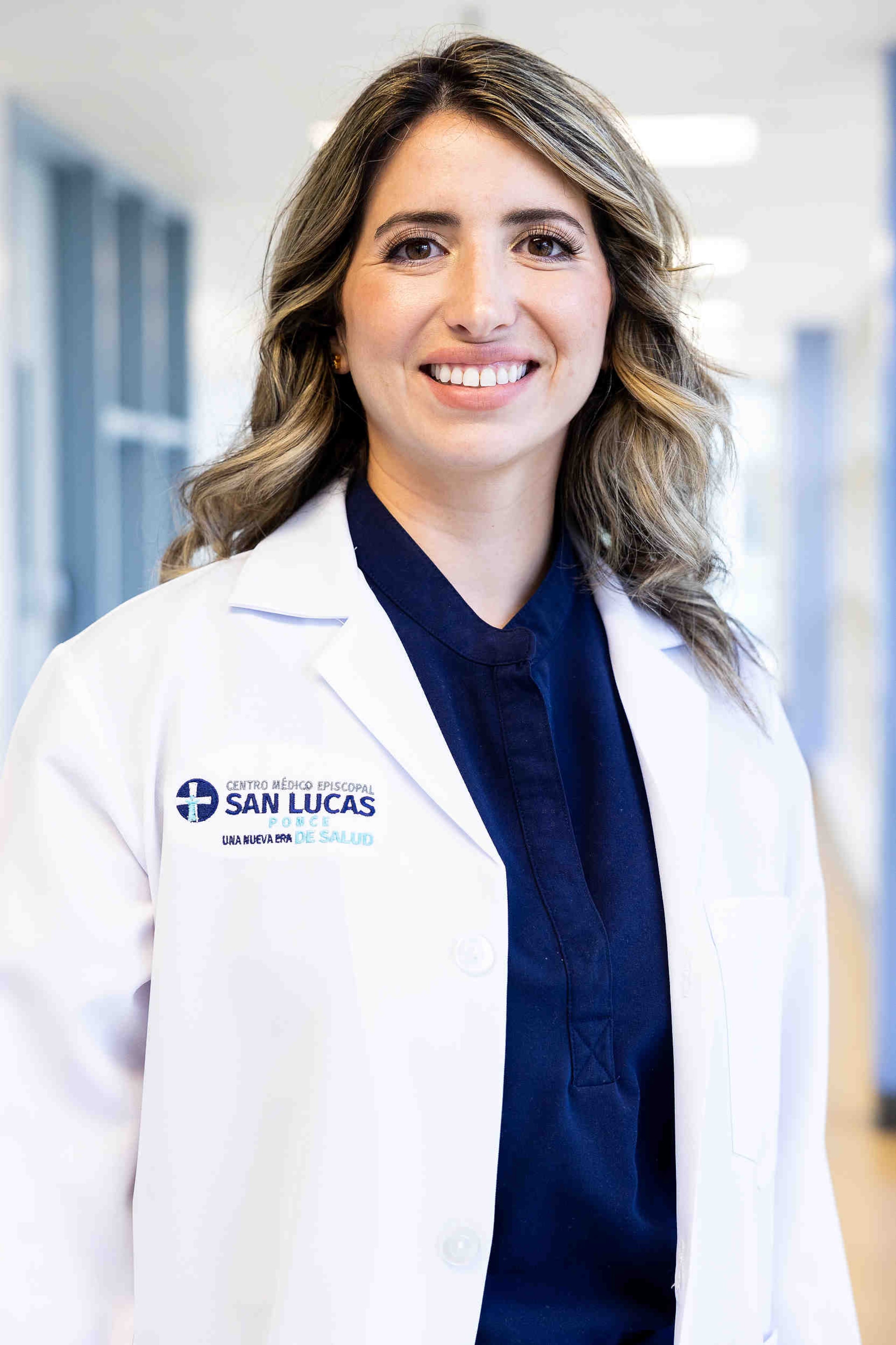 La doctora Darcy Diago Blanco, completó este recorrido el pasado 30 de mayo, la misma fecha en que otros 41 compañeros se graduaron del programa de Educación Médica Graduada del Centro Médico Episcopal San Lucas, en Ponce