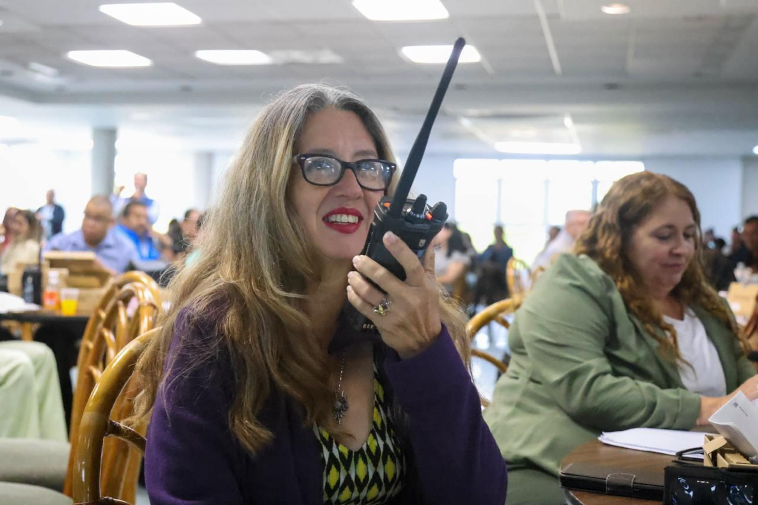 Una directora escolar prueba uno de los radios adquiridos por Educación y que le permitirá comunicar emergencias a las entidades a cargo de la seguridad del estado, en especial a la Policía.