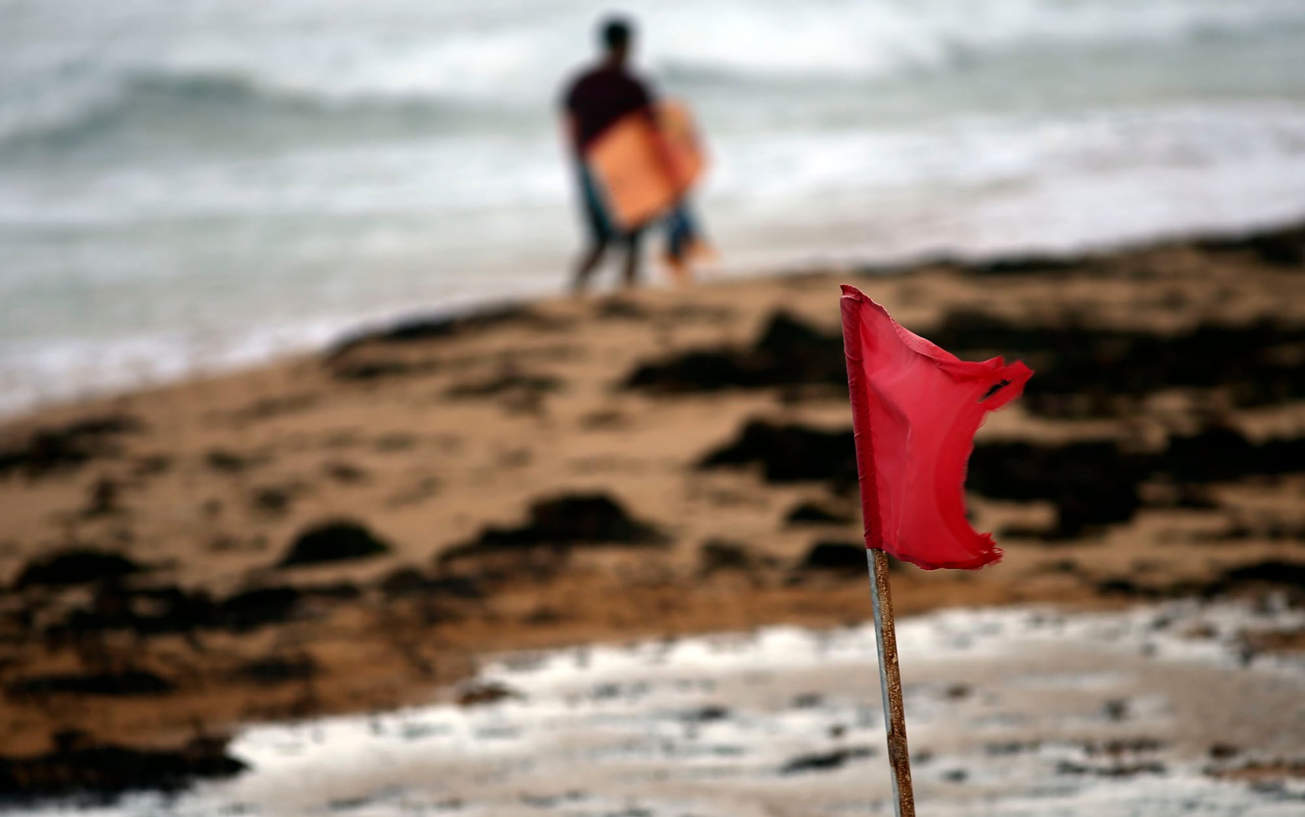 “Pusimos unas banderas rojas para alertar a los bañistas, a los que queremos recordarles que después de la tormenta Erika, no termina el peligro pues para el sábado y domingo también se esperan fuertes corrientes en esta playa. Aun cuando vean el día boni