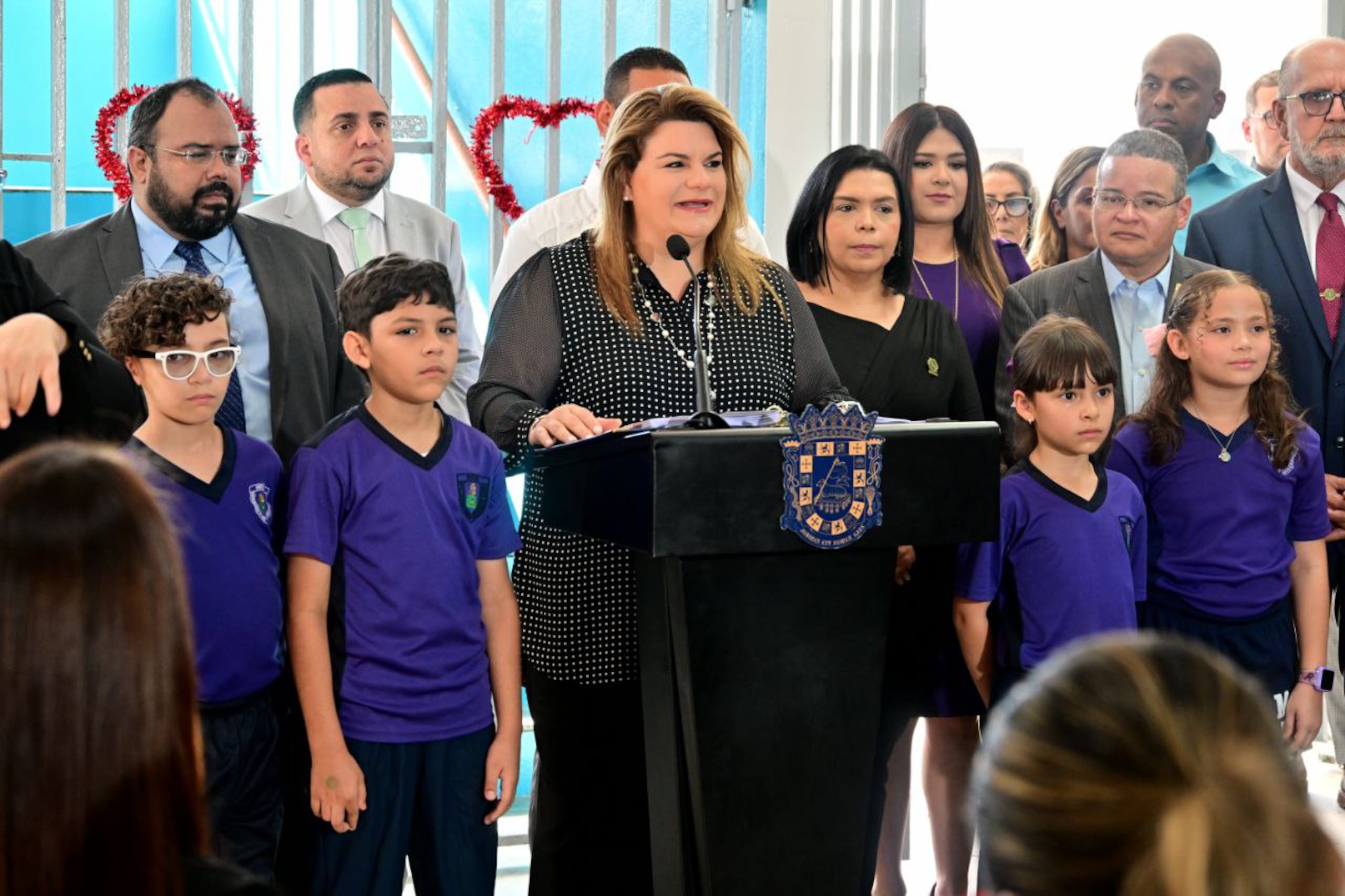 La gobernadora Jenniffer González hizo el anuncio durante una visita a la escuela Marta Vélez de Fajardo, en Bayamón, en la que resaltó que el regreso a clases transcurría sin reportes de incidentes, al tiempo que agradeció la labor del magisterio y demás personal en las escuelas y en el Departamento de Educación.