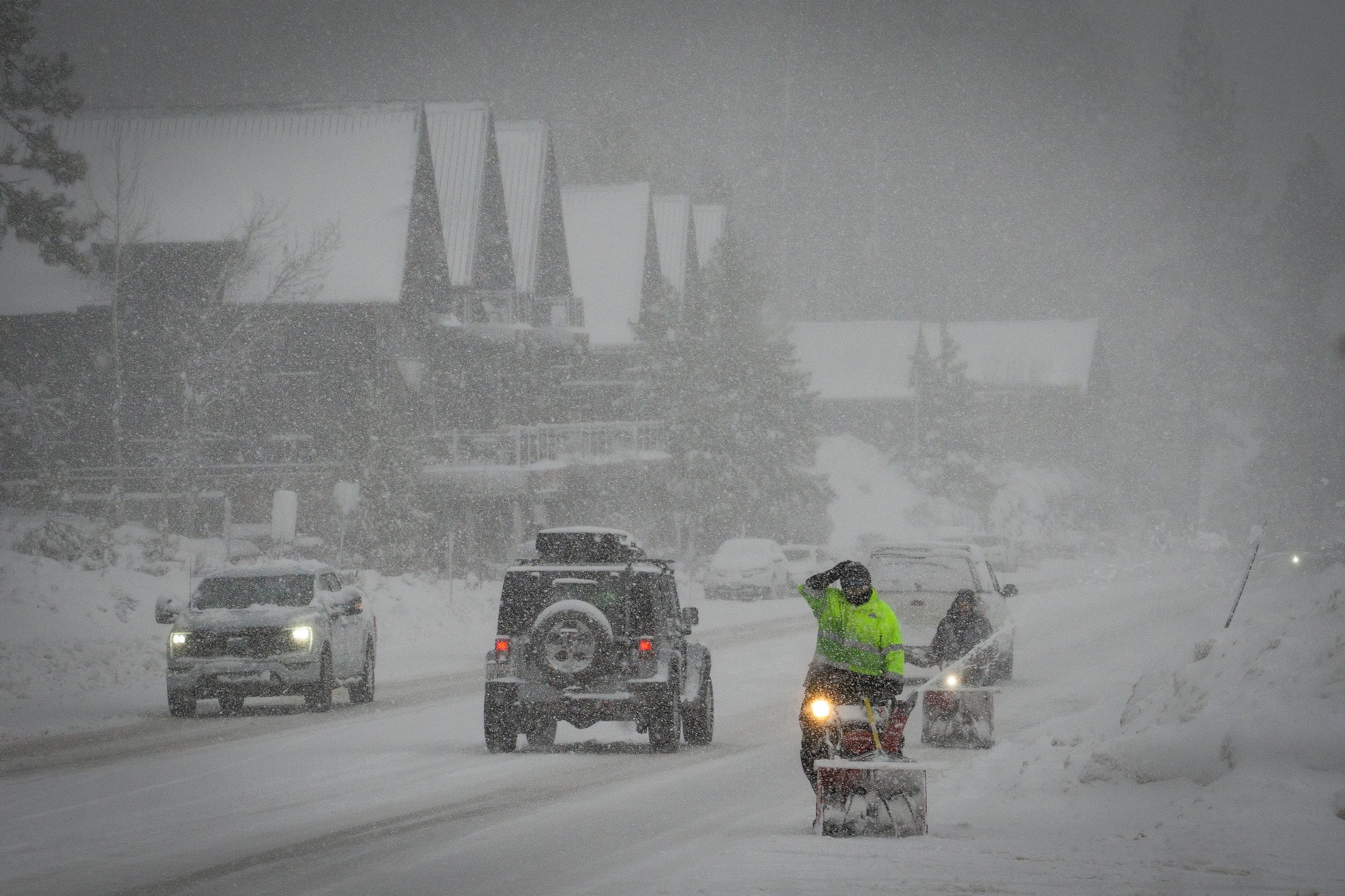 Operarios tratan de retirar la nieve de una carretera, en Truckee, California.