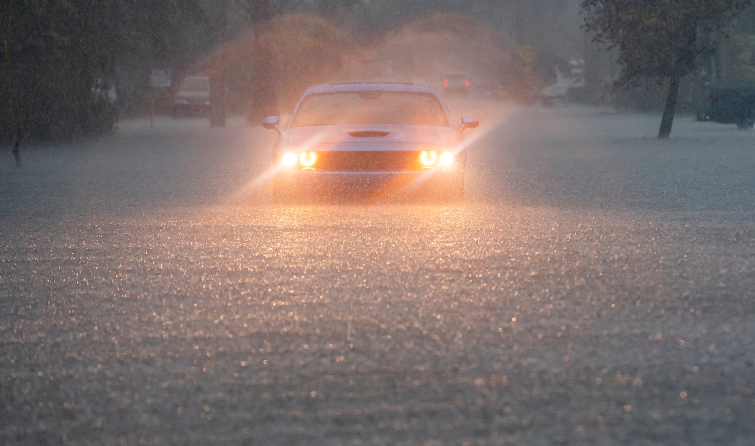 Meteorología recomienda no transitar por carreteras inundadas. (Matias J. Ocner/Miami Herald via AP)