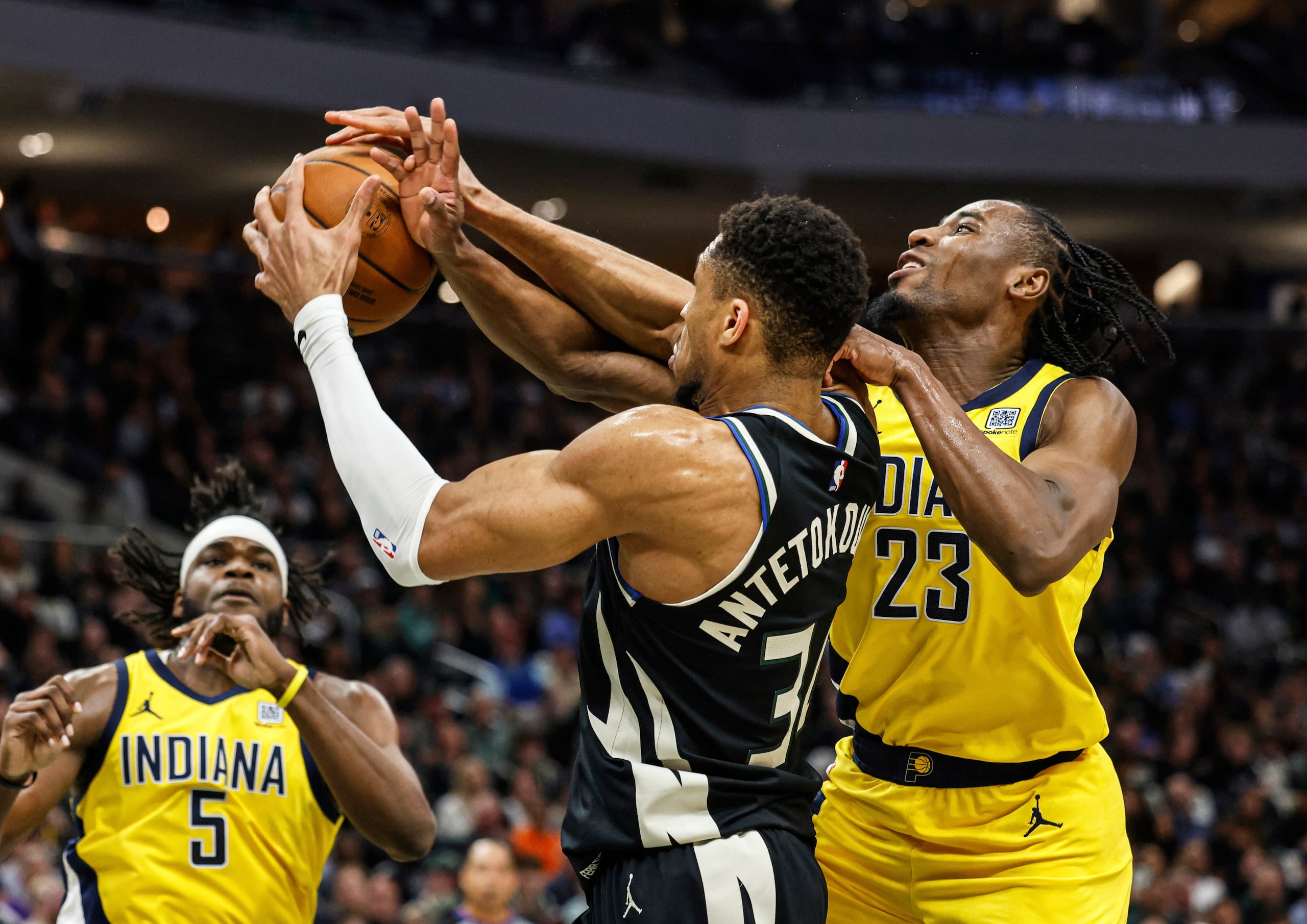 Giannis Antetokounmpo (34), de los Bucks de Milwaukee, captura un rebote contra Aaron Nesmith, de los Pacers de Indiana, durante la primera mitad del Juego 4 de una serie de playoffs de baloncesto de la NBA, el domingo 27 de abril de 2025, en Milwaukee. (AP Foto/Jeffrey Phelps)