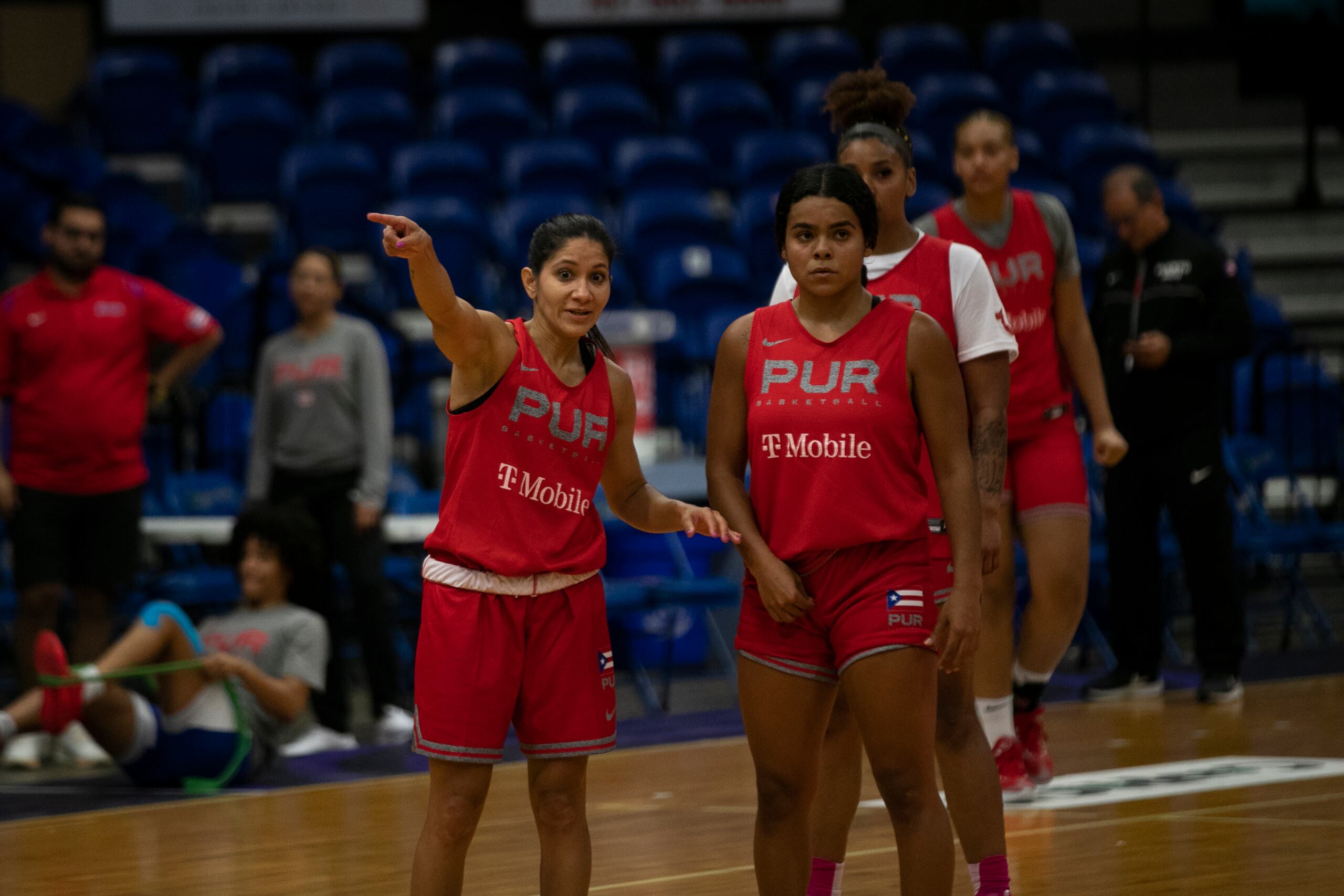 Pamela Rosado, junto a Nina de León, durante un entrenamiento de la selección nacional femenina.