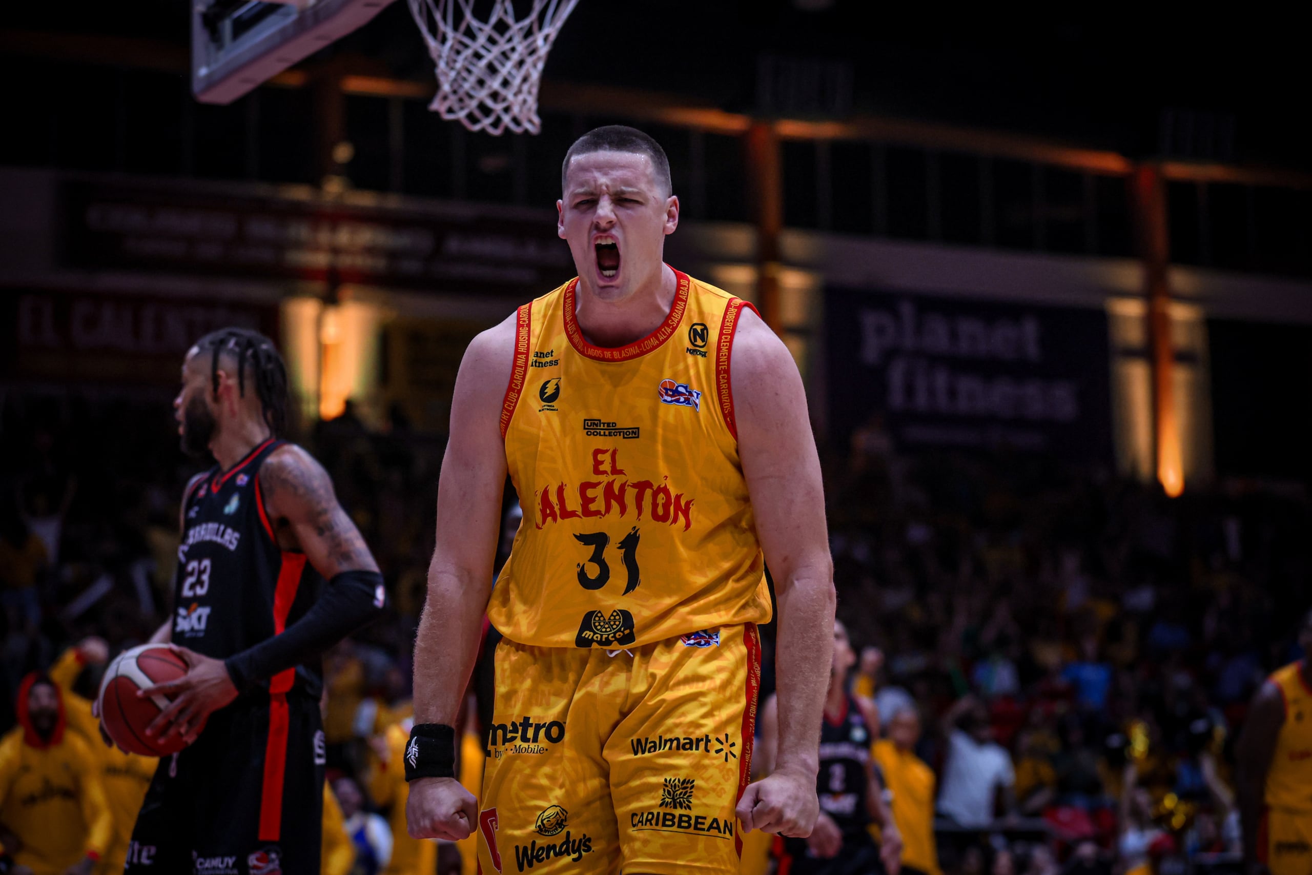 Scottie James, refuerzo de los Gigantes de Carolina, festeja un canasto durante los cuartos de final contra los Piratas de Quebradillas.