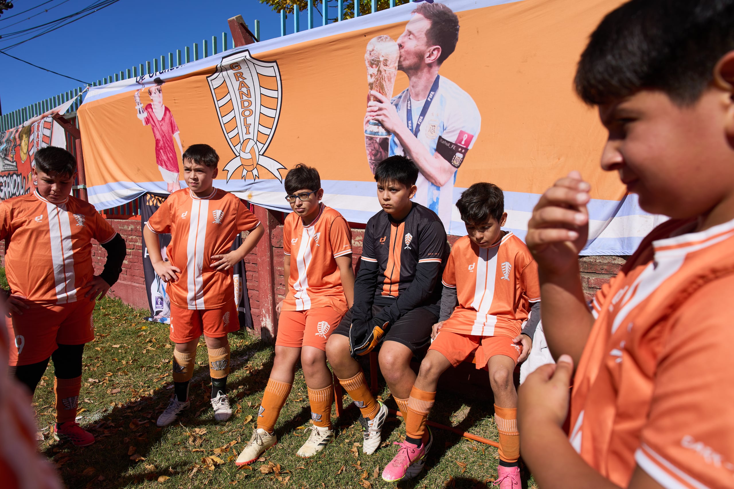 Niños del club de fútbol Grandoli, donde Messi jugó de niño, escuchan a su técnico previo a un partido en Rosario, Argentina, el sábado 2 de mayo de 2026. (AP Foto/Rodrigo Abd)