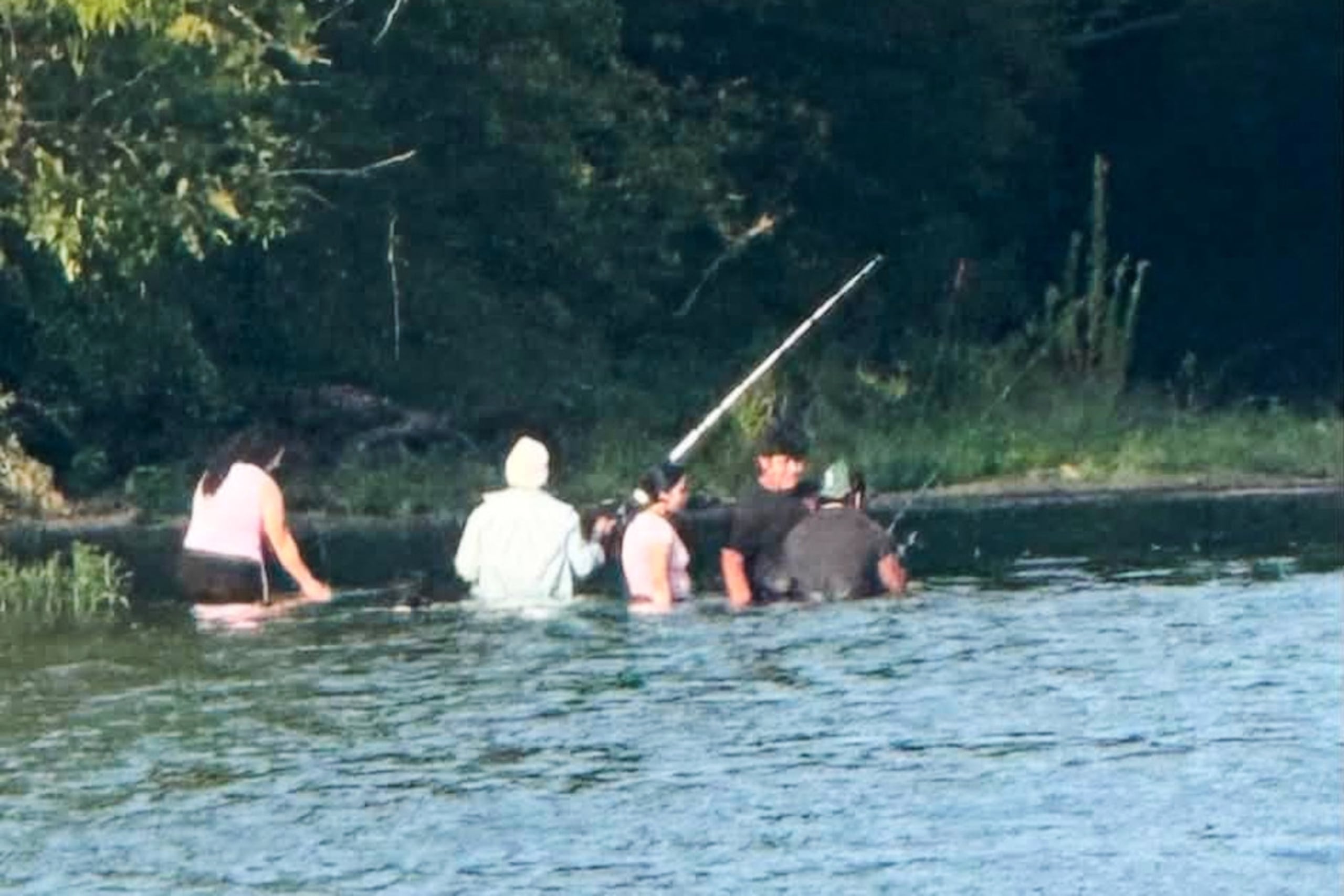 En esta foto proporcionada por el pastor Marcus L. Martin, aparece un grupo de personas que él cree que fueron las que murieron en un reciente accidente por ahogamiento, mientras pescaban a lo largo del río Scioto, en Powell, Ohio, el domingo 19 de julio de 2026.