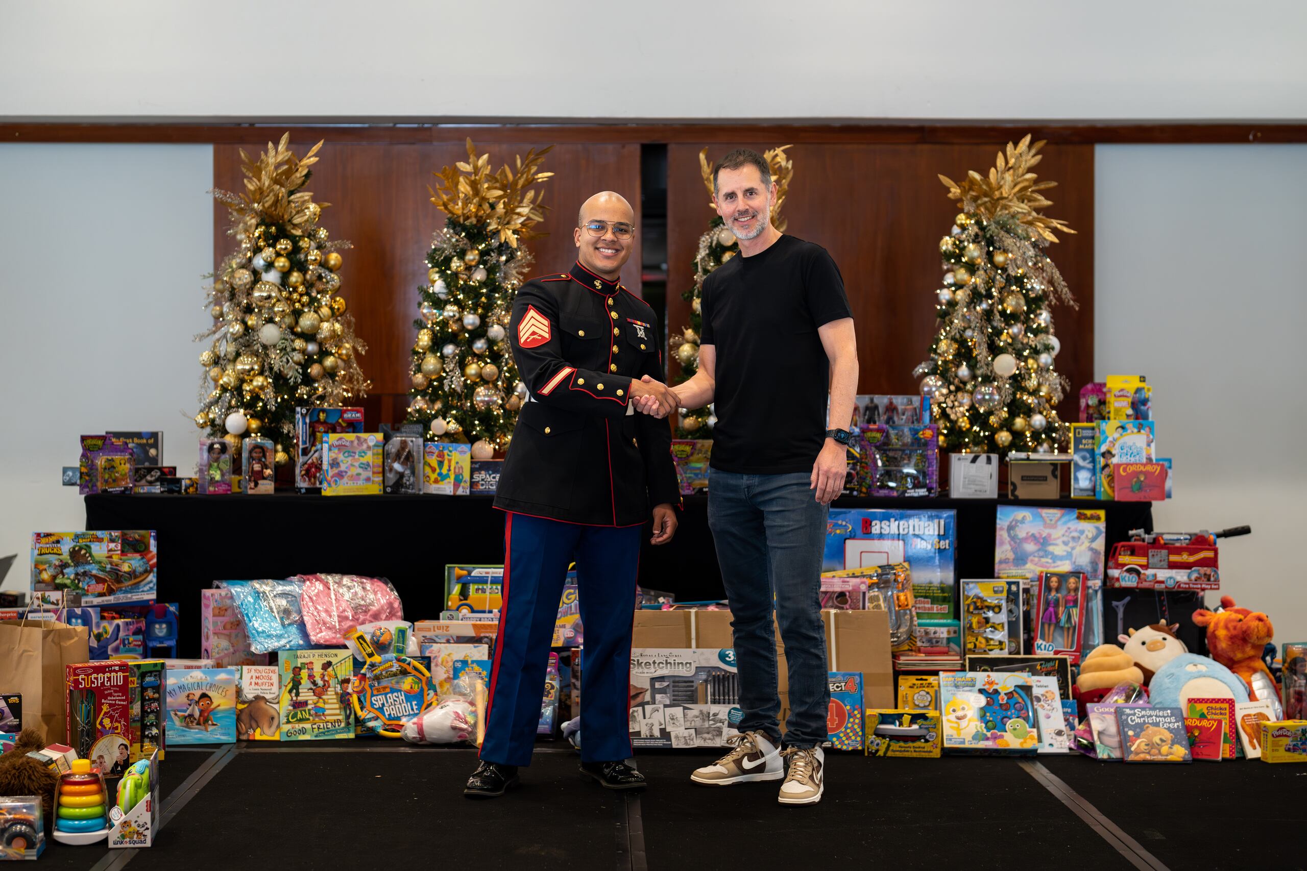 Izquierda: Sargento Yadiel Burgos Benitez de Carolina, PR tiene 24 años. Lleva siendo parte de los US Marine Corps hace 6 años y ha trabajado con Toys for Tots por tres años. Numero de contacto: 7874784315
Derecha: Javier Andrade-Marín, presidente de Spectrum Brands Home and Garden