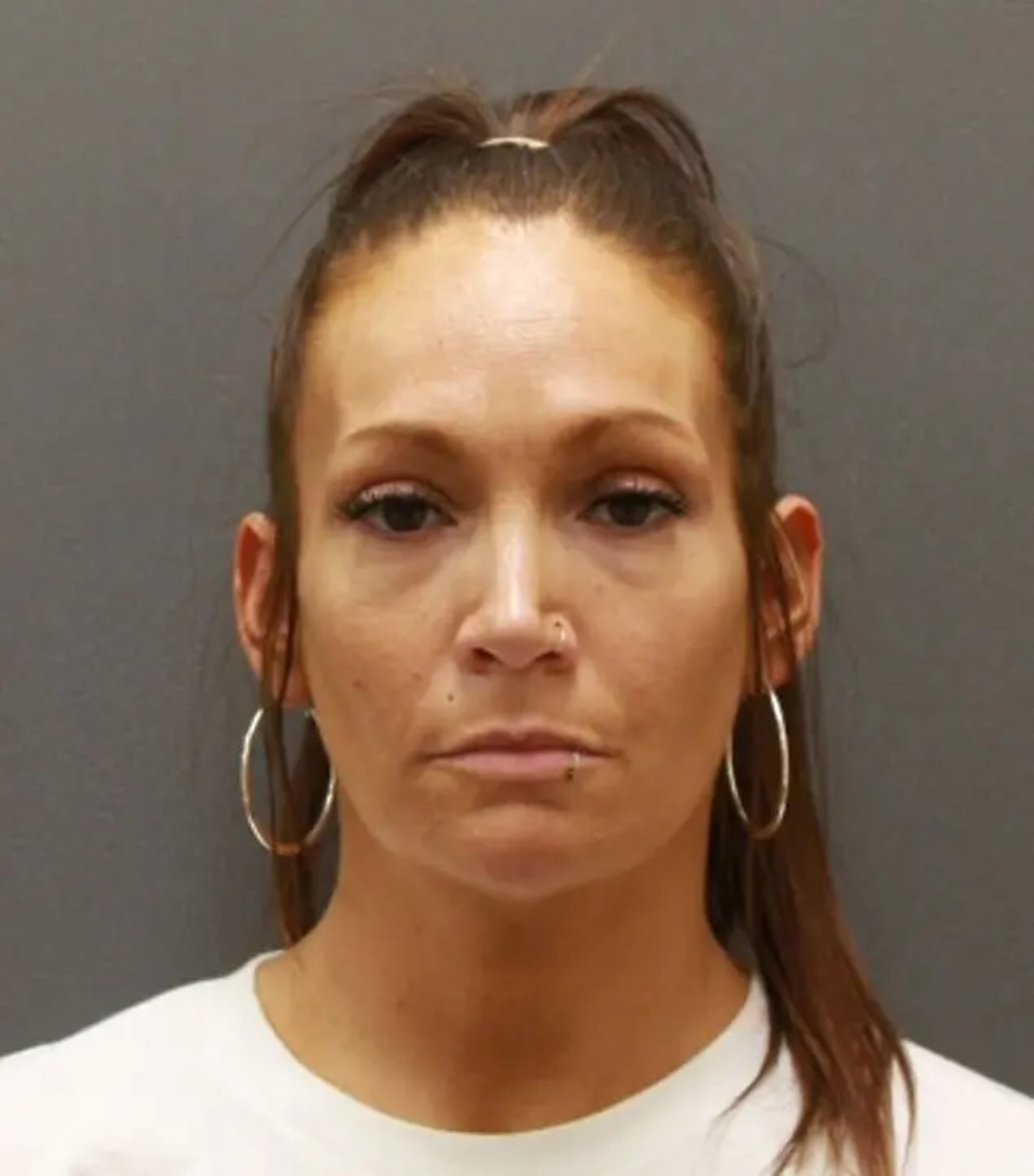 Una fotografía policial de una mujer arrestada en Estados Unidos se volvió viral en las redes sociales por su supuesto parecido con Jennifer Lopez.
Detenida el 30 de agosto, Cyrena Anne Quast, de 35 años, es de Saint Cloud, Minnesota, y fue acusada de robar cerca de $580 en baterías para herramientas eléctricas.