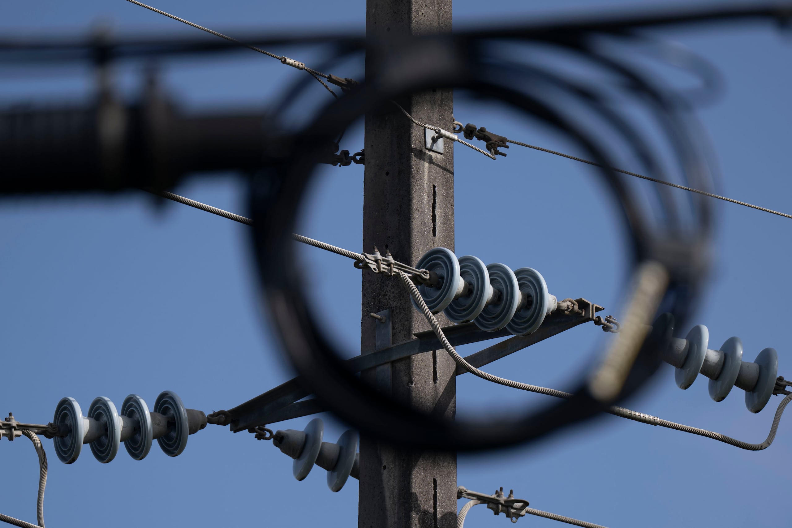 Componentes del sistema de transmisión y distribución de energía eléctrica.
