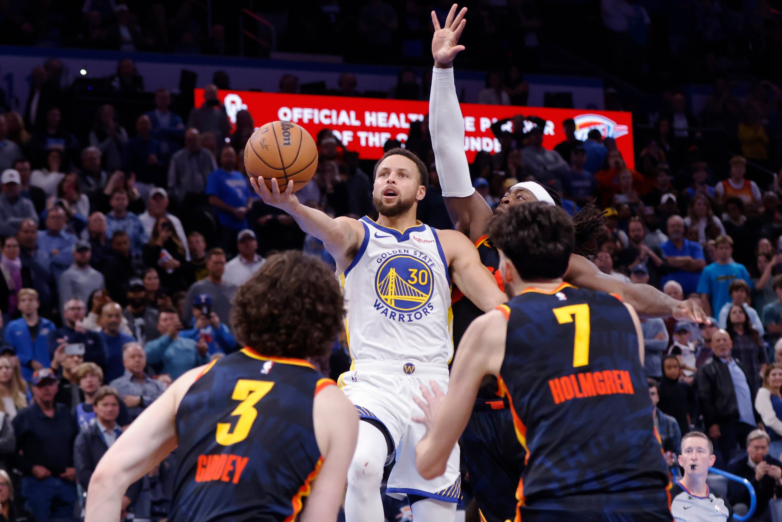 Stephen Curry, armador de los Warriors de Golden State, se prepara para disparar en los últimos segundos del partido ante el Thunder de Oklahoma City.